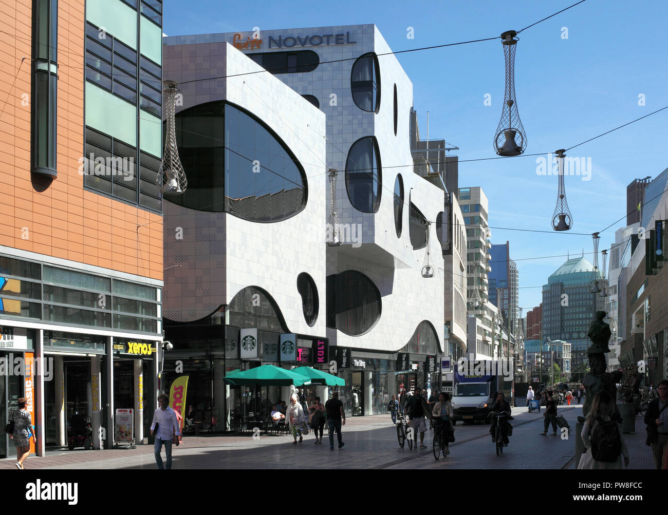Grote Markstraat all'Aia, dominato dal bianco, forme organiche della Suite Novotel Den Haag City Centre Hotel. Foto Stock