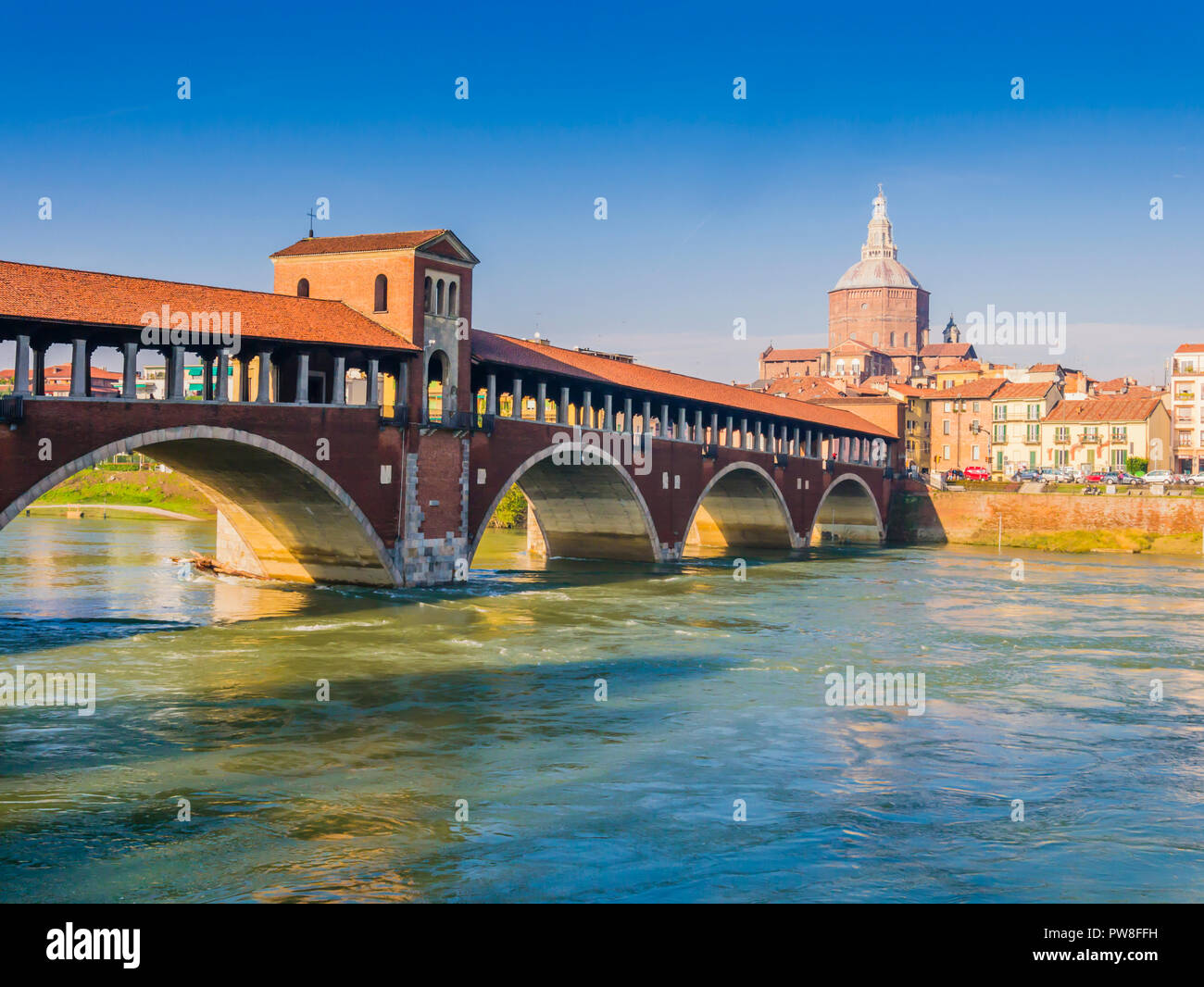 Splendida vista del ponte coperto oltre il fiume Ticino, Pavia, Italia Foto Stock