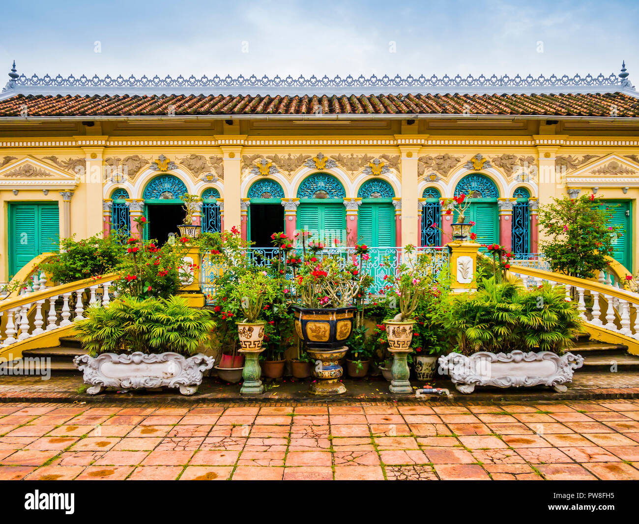 Facciata di Binh Thuy antica casa in stile coloniale francese, Can Tho, Vietnam Foto Stock