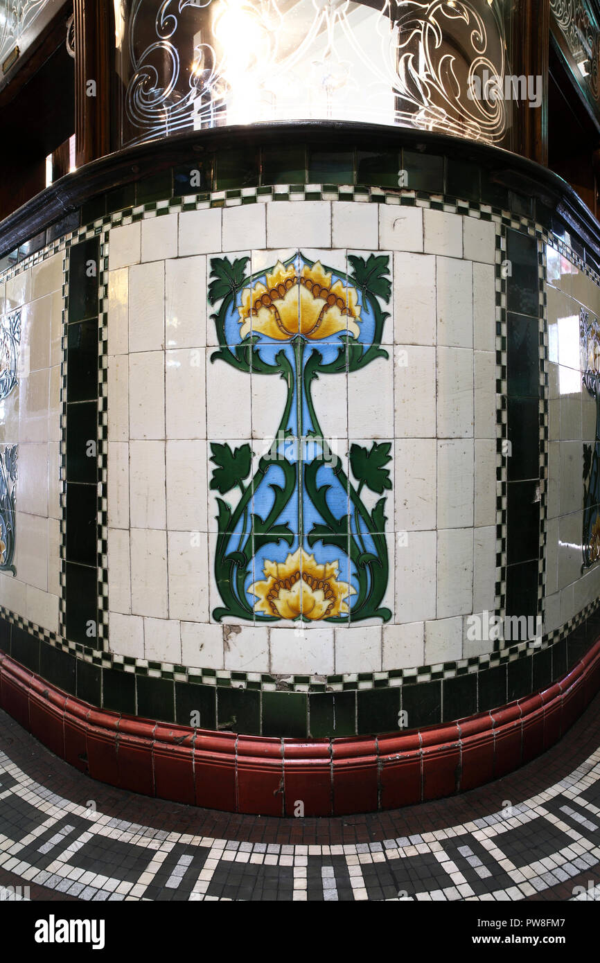 Un Art Nouveau motif su piastrelle in Lion Tavern, Moorfields, Liverpool. Foto Stock