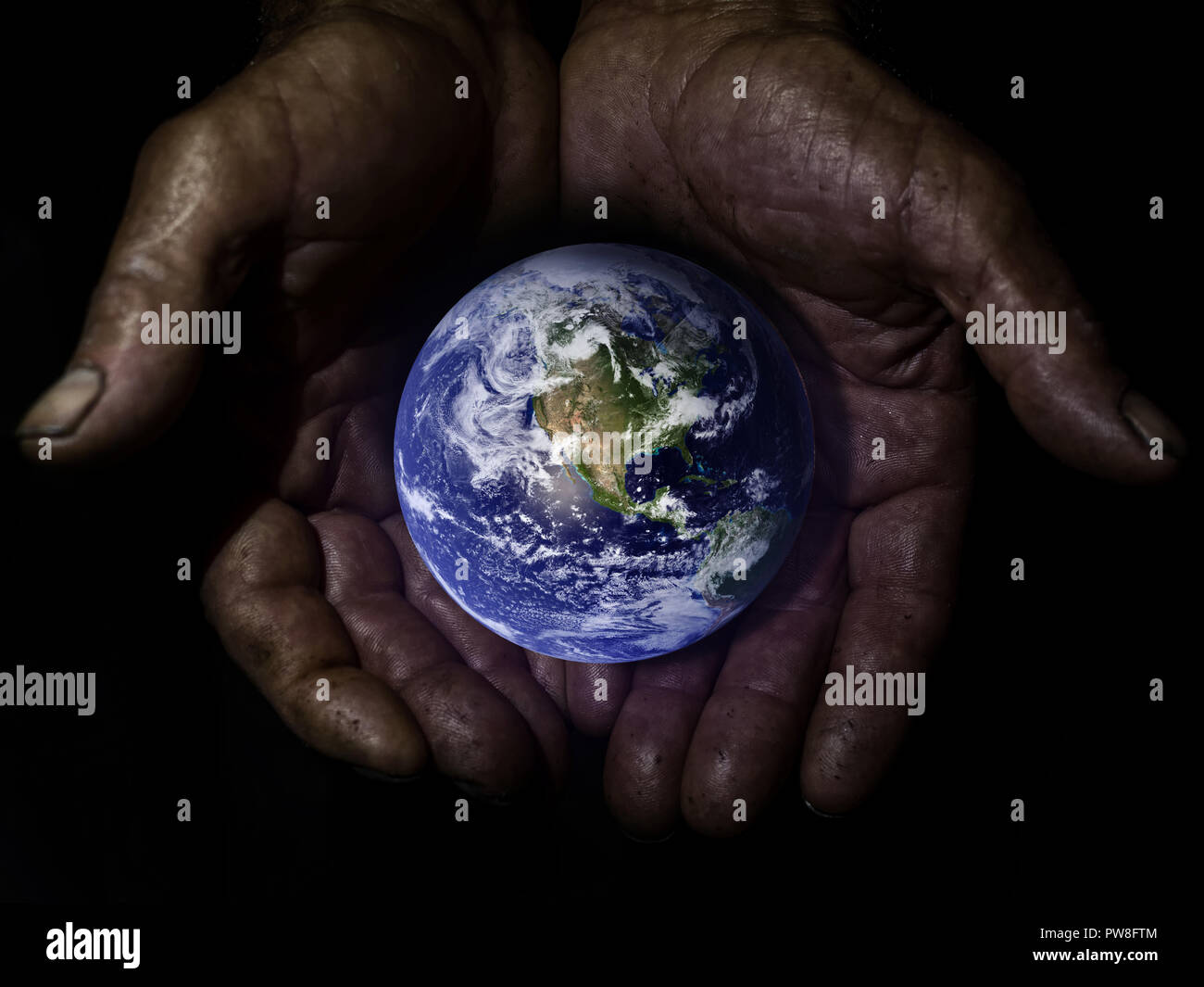 Due vecchie mani proteggere il globo terrestre. Gli elementi di questa immagine fornita dalla NASA. Foto Stock