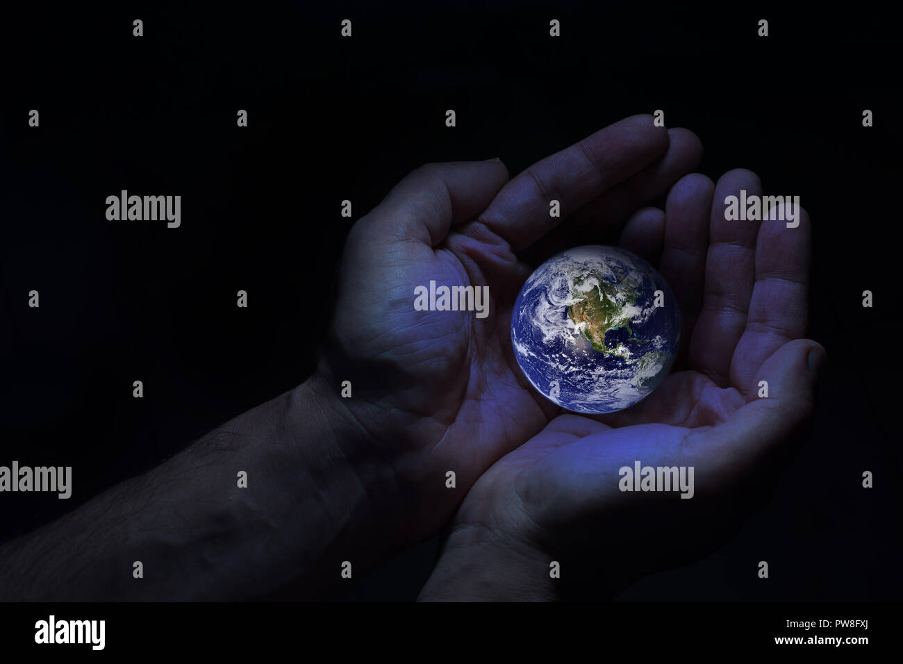 Due mani di proteggere il globo terrestre. Gli elementi di questa immagine fornita dalla NASA. Foto Stock
