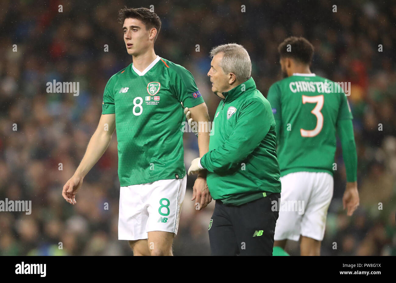 Repubblica di Irlanda è Callum O'Dowda (sinistra) passeggiate fuori ferito durante la UEFA nazioni Campionati del Gruppo B4 corrisponde all'Aviva Stadium di Dublino. Foto Stock