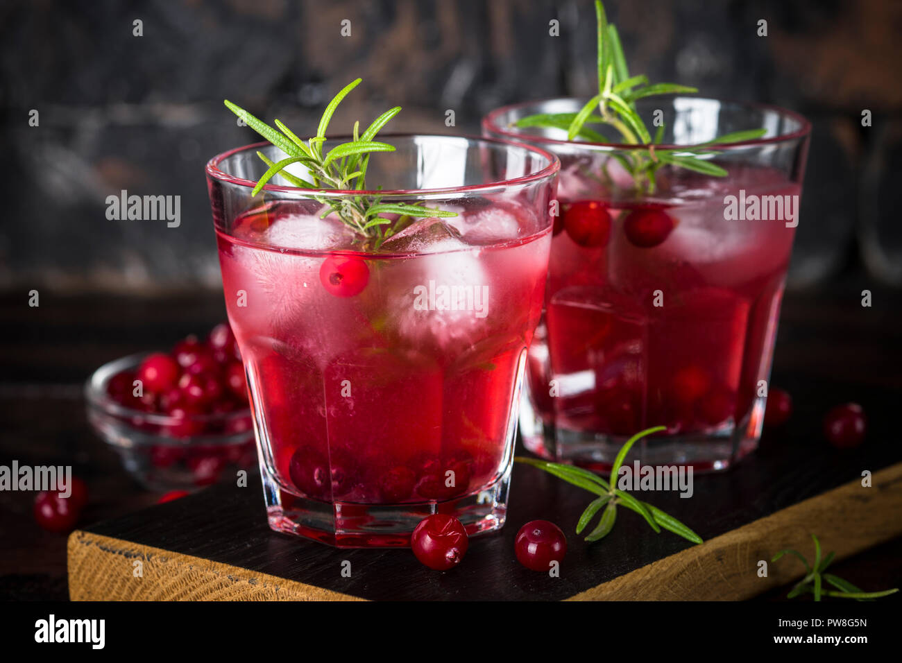 Cocktail con mirtillo palustre, la vodka, il rosmarino e il ghiaccio. Foto Stock