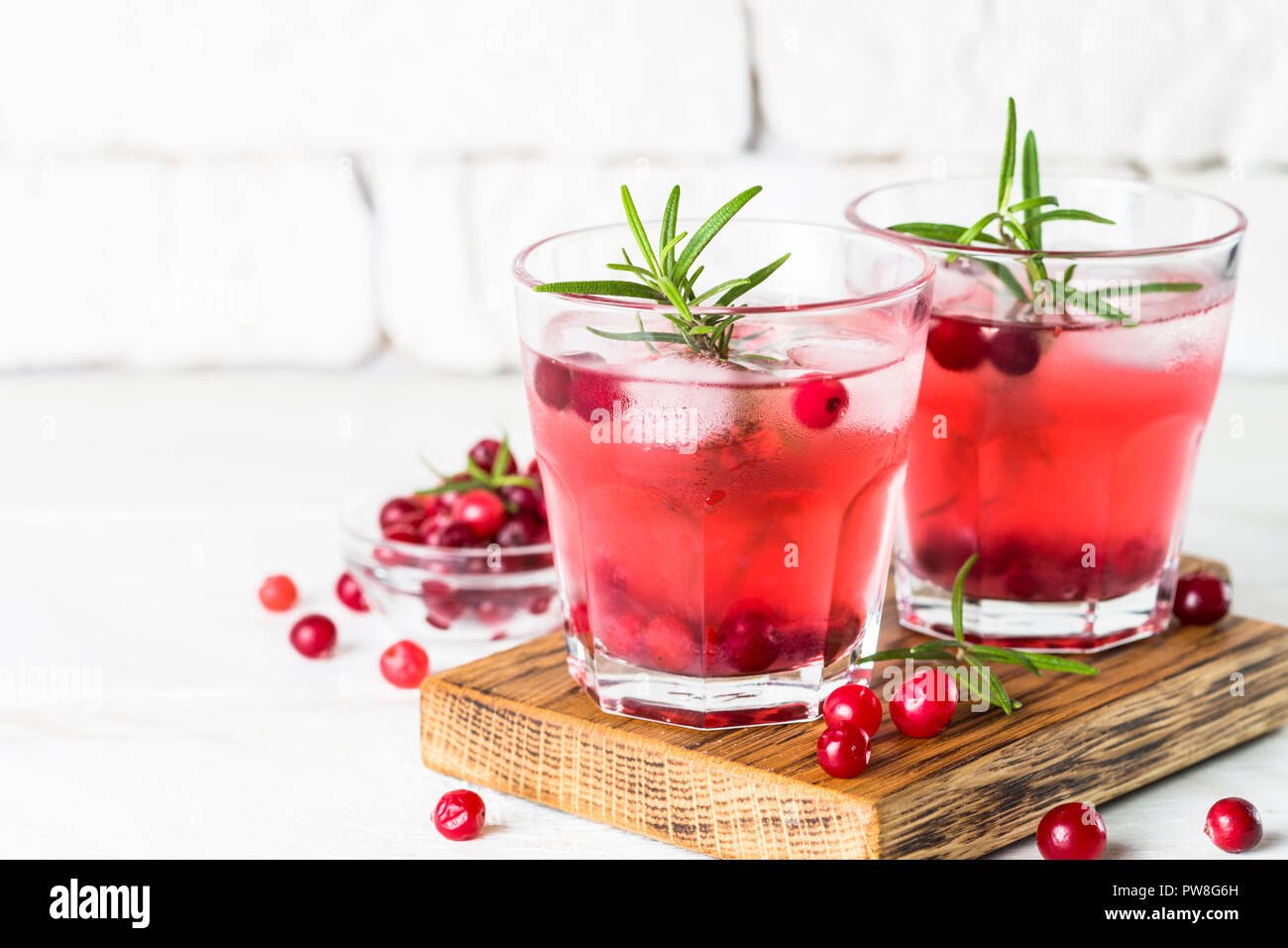 Cocktail con mirtillo palustre, la vodka, il rosmarino e il ghiaccio. Foto Stock