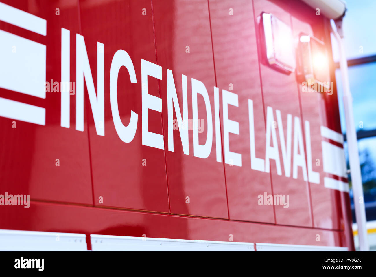 Laval, Canada: Ottobre 13, 2018: iscrizione francese sulla vettura - Incendie Laval. La vettura del canadese dei Vigili del Fuoco da Laval. Estintore Foto Stock