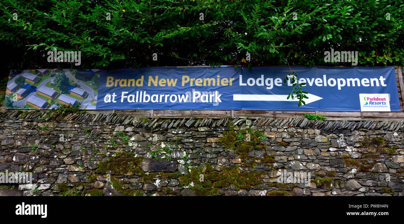 Banner pubblicitario utilizzato per promuovere lo sviluppo di proprietà al parco Fallbarrow,Bowness on Windermere,Lake District,Cumbria,l'Inghilterra,UK Foto Stock