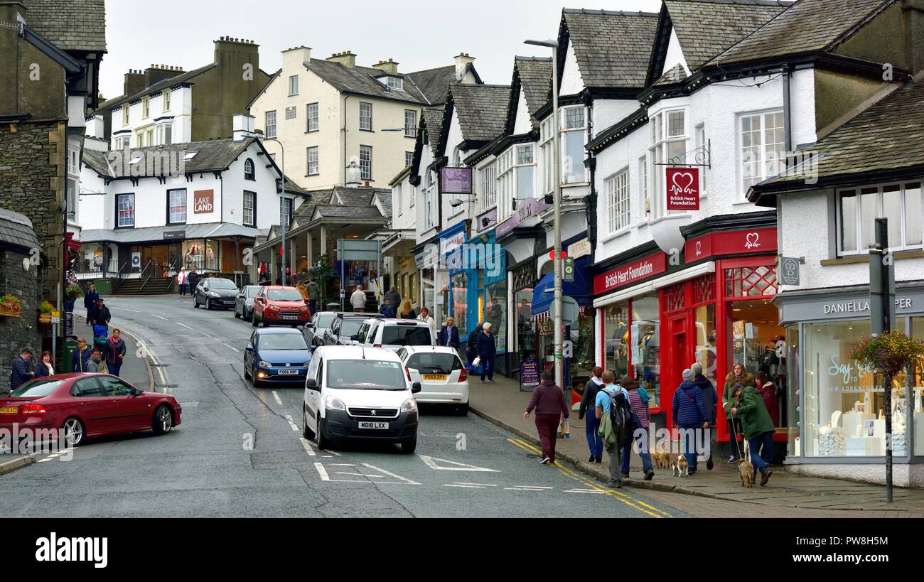 Negozi,People shopping,Bowness on Windermere,South Lakeland,Lake District,Cumbria,l'Inghilterra,UK Foto Stock