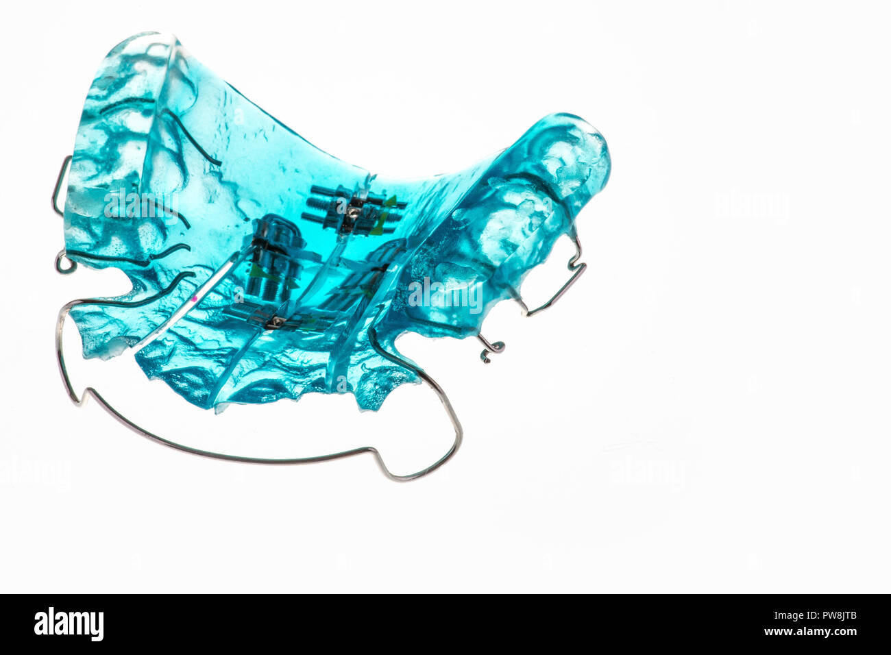 Modello Ortodontic bretella o staffa. Close-up su sfondo bianco. Nuova tecnologia dentale. Colori moderni. Prego per il testo o per la pubblicità. Isolato Foto Stock