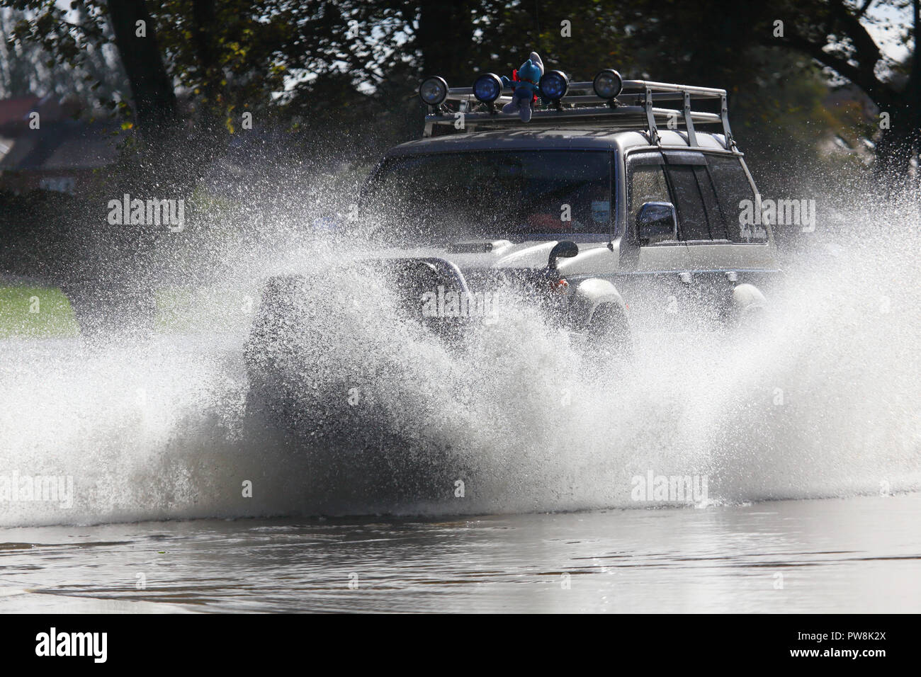 Un veicolo 4x4 di guida attraverso l'acqua di allagamento in York Foto Stock