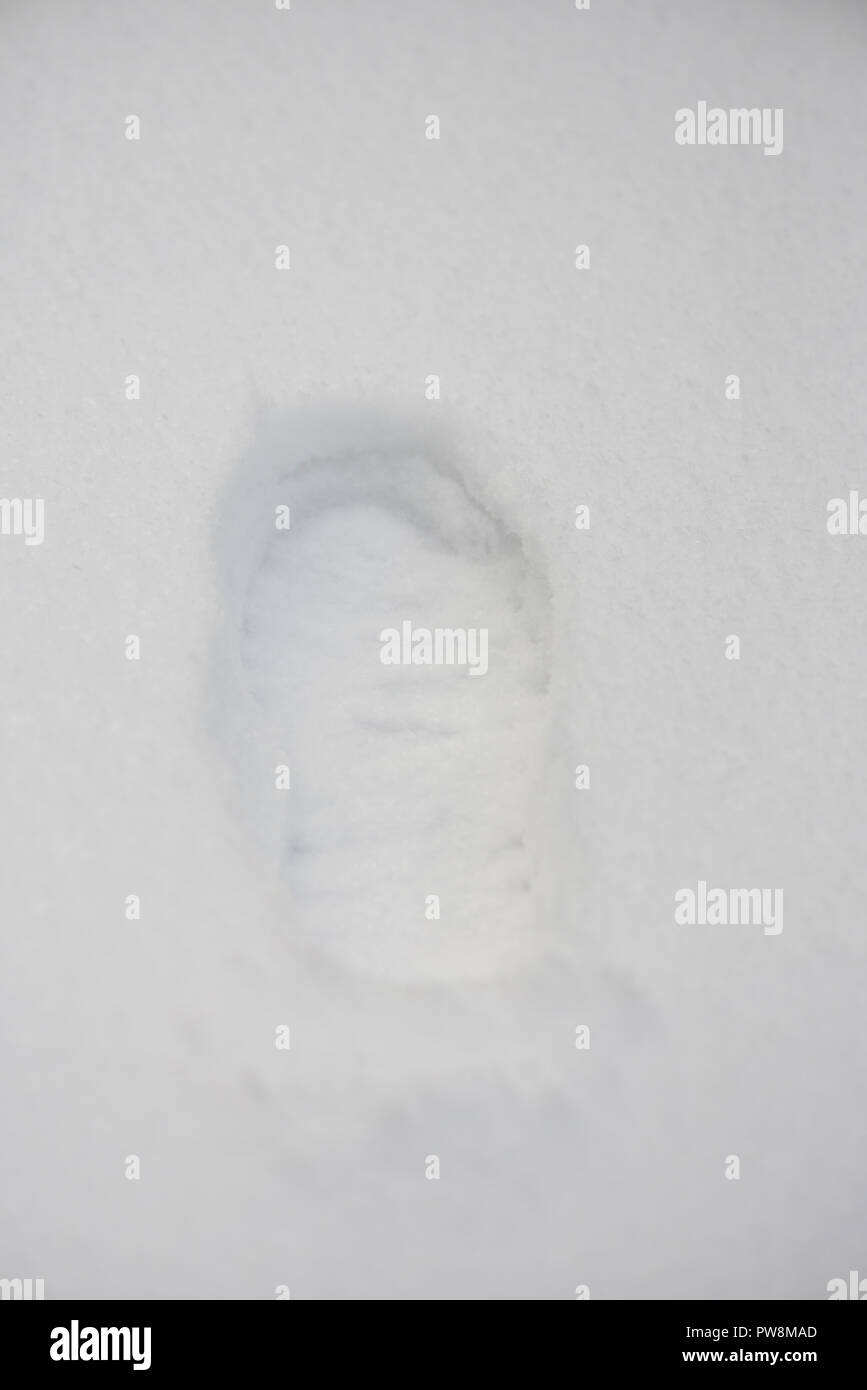 Una impronta sulla neve sullo sfondo. Calzatura umana tracce sulla neve Foto Stock