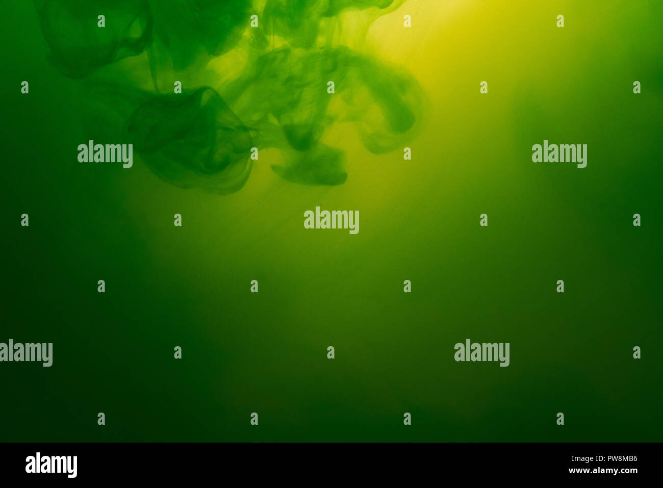 Il verde e il giallo dello sfondo. Abstract liquido modello di turbolenza Foto Stock