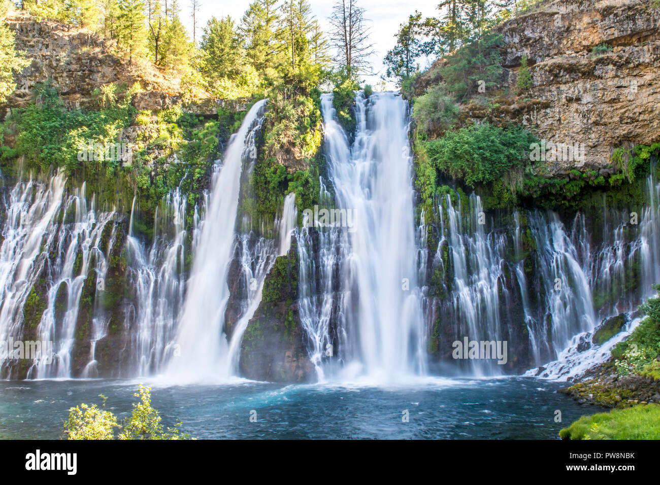 Vista frontale di Burney Falls a Burney Falls Memorial State Park Foto Stock