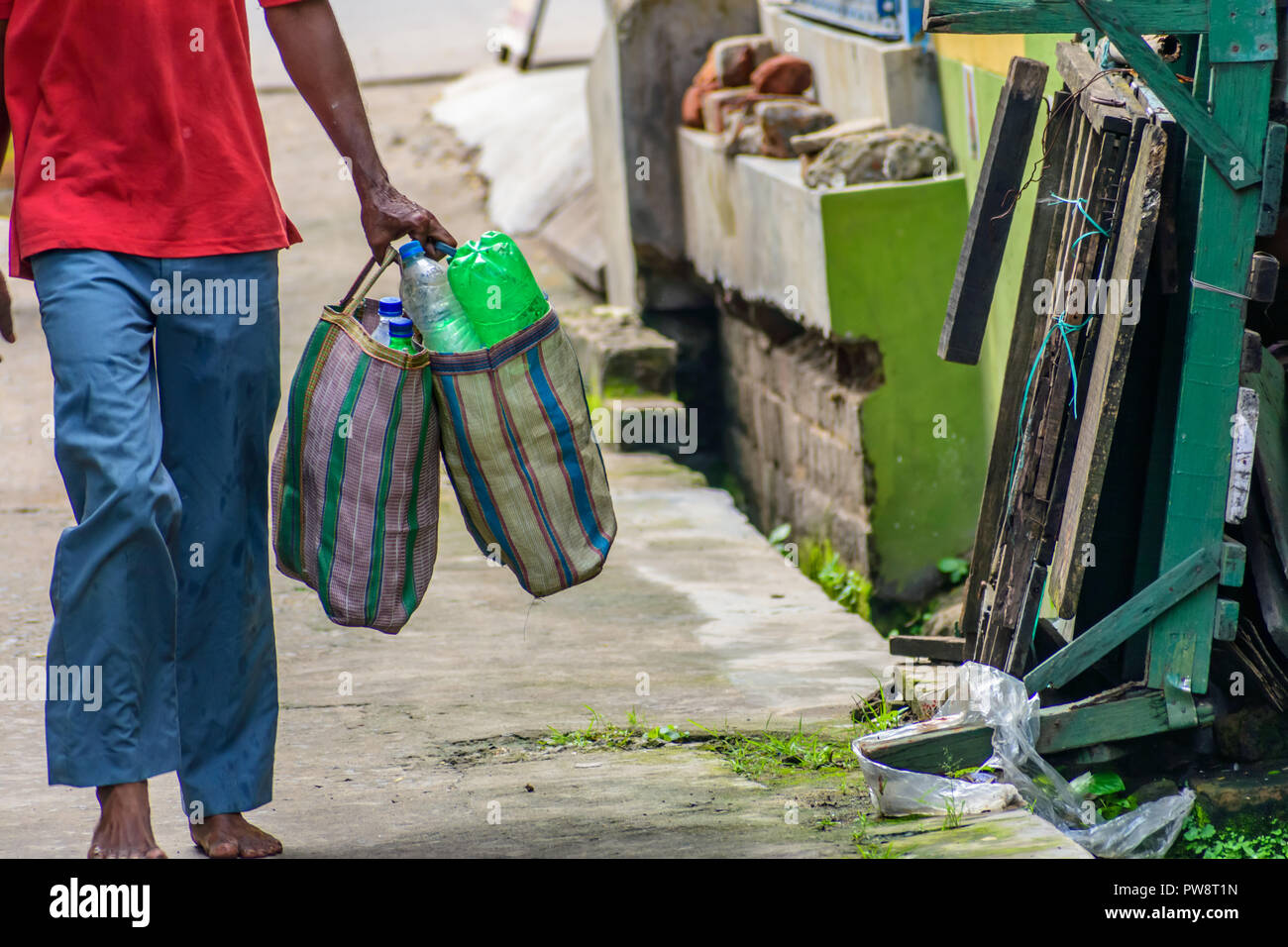 La bottiglia di plastica stanno svolgendo per il riciclaggio. Interrompere l'utilizzo di plastica. Beat inquinamento in plastica . Salvare la terra e il concetto di ambiente Giornata Mondiale dell Ambiente Foto Stock