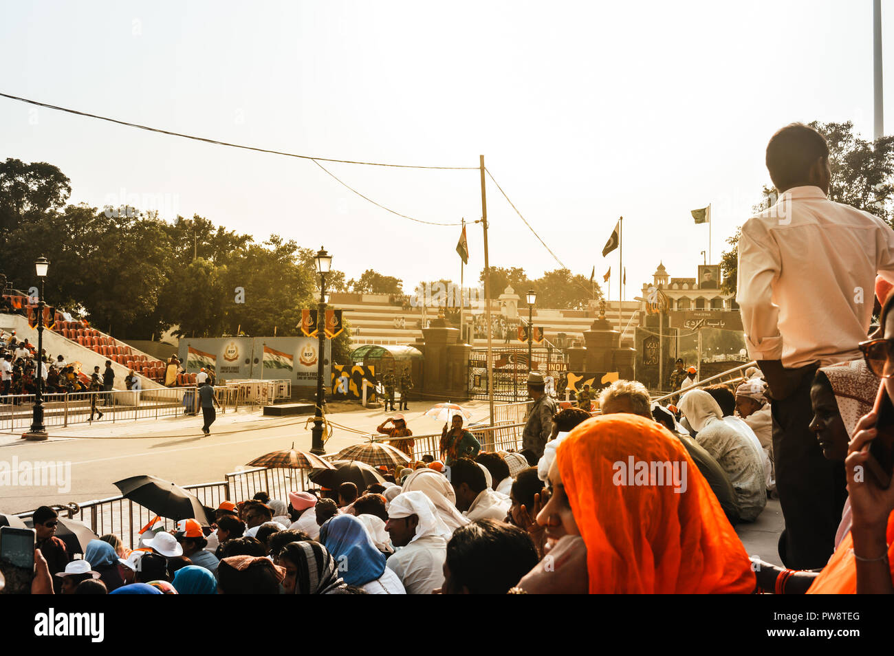 WAGHA BORDER, AMRITSAR PUNJAB, INDIA - Giugno, 2017. Le persone si sono riunite nella diminuzione delle bandiere cerimonia. La sua una quotidiana pratica militare delle forze di sicurezza Foto Stock