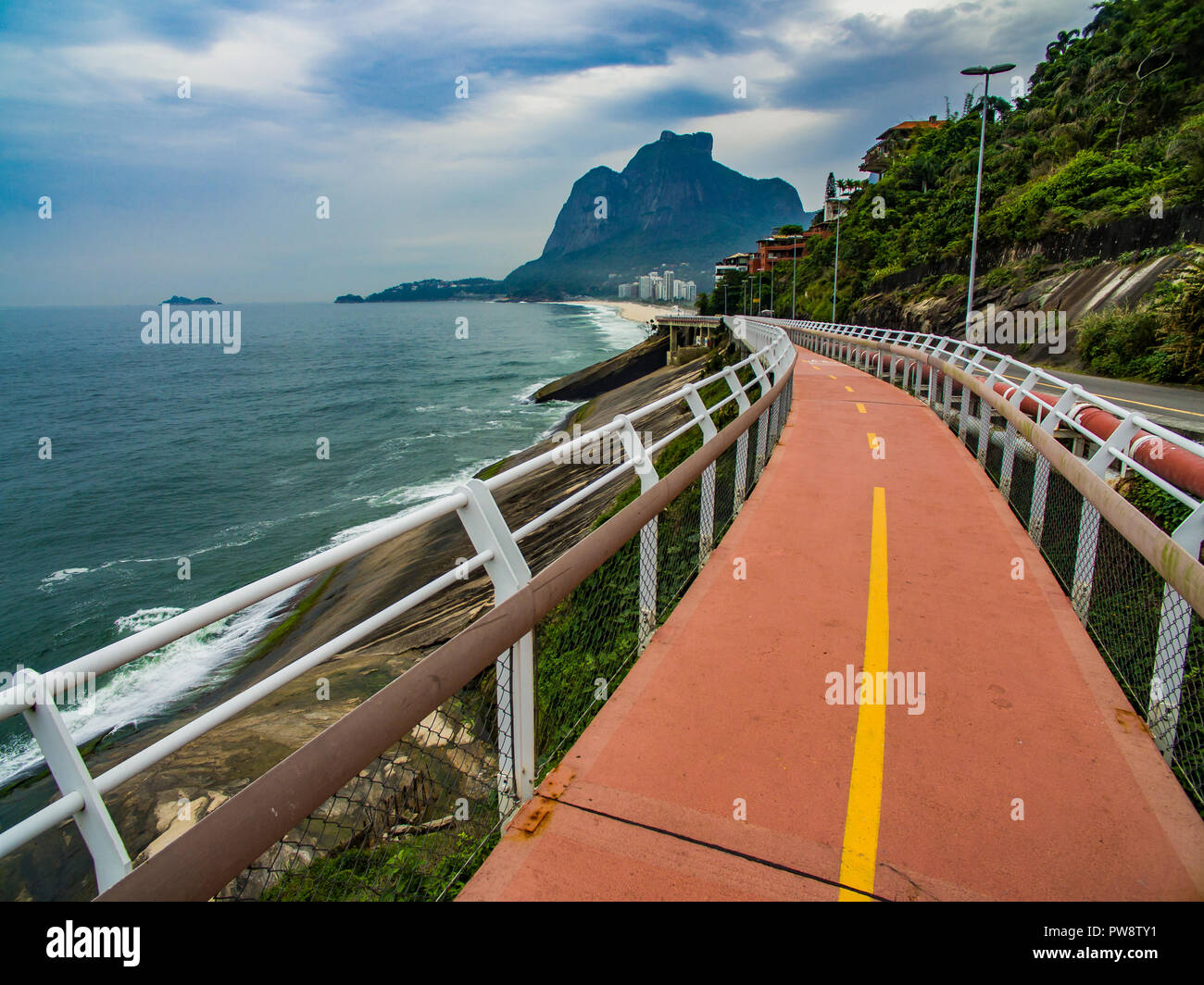 Tim Maia pista ciclabile su Niemeyer Avenue, Rio de Janeiro, Brasile, Sud America. Autostrada del mare. Splendida strada e pista ciclabile. Foto Stock