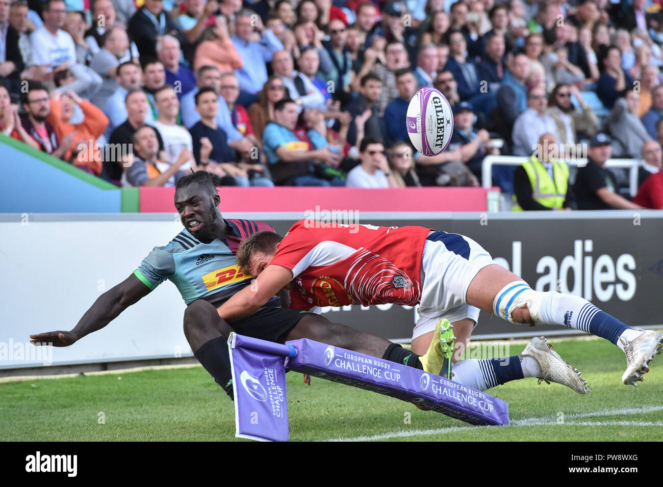 Garriel Ibitoye di arlecchini è affrontato da Marc Barthomeuf di Agen durante la European Rugby Challenge Cup, Round 1, piscina 5 corrispondenza tra arlecchini e Agen a Twickenham Stoop Sabato, 13 ottobre 2018. Londra Inghilterra. (Solo uso editoriale, è richiesta una licenza per uso commerciale. Nessun uso in scommesse, giochi o un singolo giocatore/club/league pubblicazioni.) Credito: Taka Wu/Alamy Live News Foto Stock