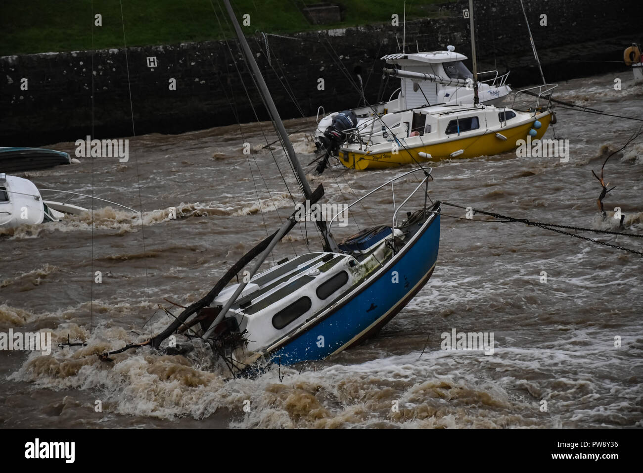 Aberaeron, UK. 13 ottobre 2018. Aberaeron Aberaeron Harbour West Wales sabato 13ottobre 2018 uk meteo.T il suo è tutta l'acqua di allagamento da rive aeronr.e un certo numero di imbarcazioni perso nel porto di Aberaeron fiume i massimi peccati recodes ha iniziato a credito: Andrew chittock/Alamy Live News Foto Stock