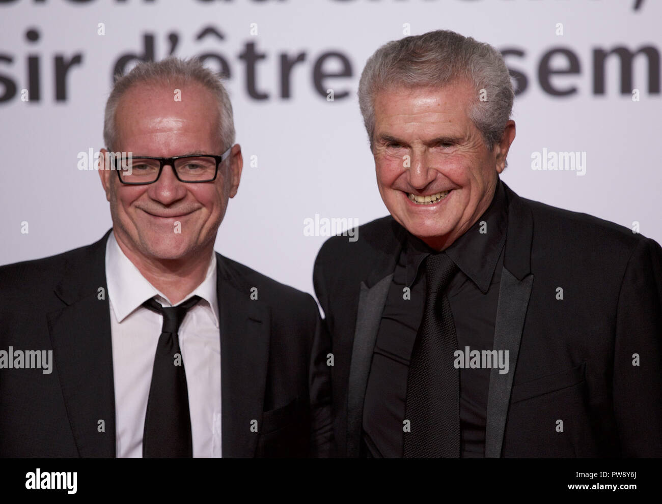 Lione, Francia. Xiii oct, 2018. Thierry Frémaux, Direttore dell'Institue Lumiere e direttore francese di film Claude Lelouch rappresentano per i fotografi in occasione della cerimonia di apertura del decimo Festival annuale Lumiere, tenutosi presso il municipio di Tony Garnier a Lione, Francia. Il Festival Lumiere è un film festival che si tiene ogni ottobre a Lione. Il festival è così chiamato in onore del Lumia¨re fratelli, chi ha inventato la cinematografia a Lione nel 1895. Il festival si concentra sulla storia del cinema con una linea dedicata alle opere del passato attraverso stampe ripristinate, retrospettive e omaggi. (Immagine di credito Foto Stock