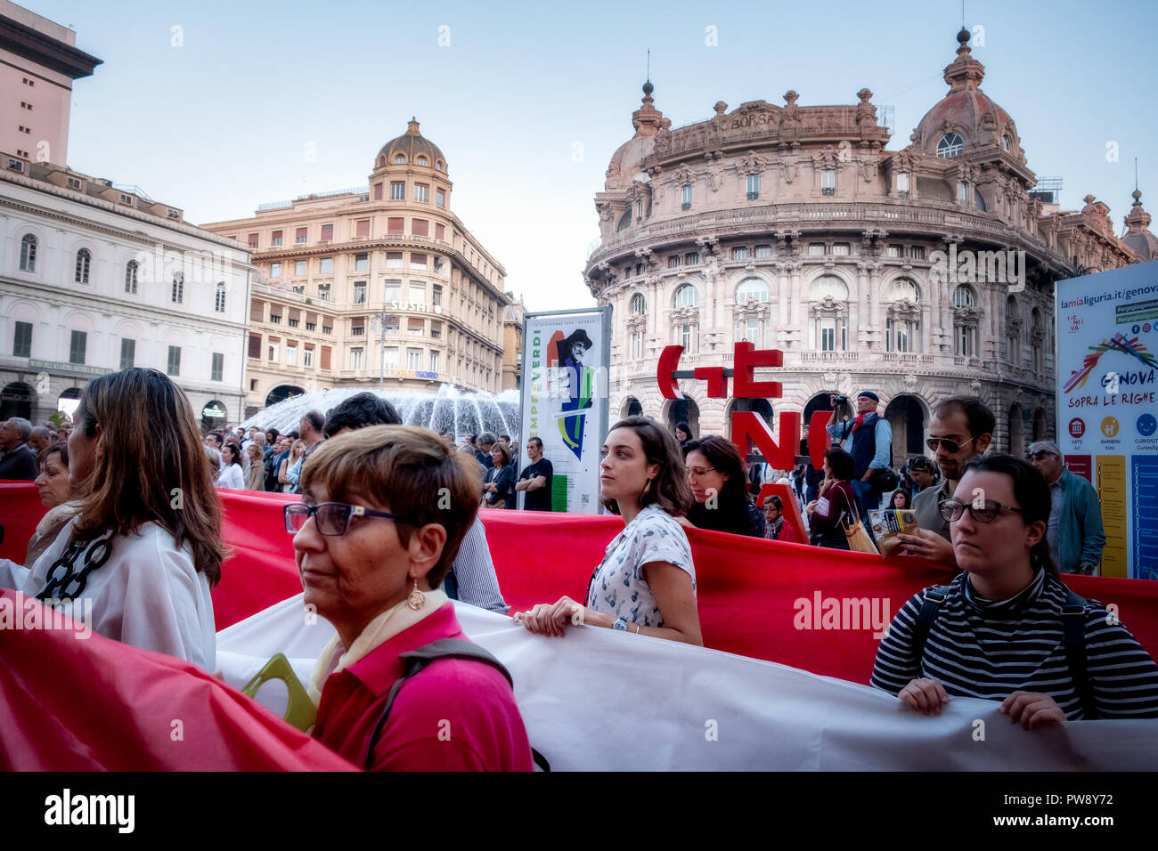 Genova, Italia. 13 ottobre, 2018. Dimostrazione da parte dei cittadini di Genova, due mesi dopo il crollo del ponte Morandi, chiedendo più aiuto e più attenzione da parte di tutta la materia civile e nel mondo politico per risolvere i grandi problemi della popolazione. Genova, Italia. © Emanuele Dello Strologo / risveglio / Alamy Live News Foto Stock