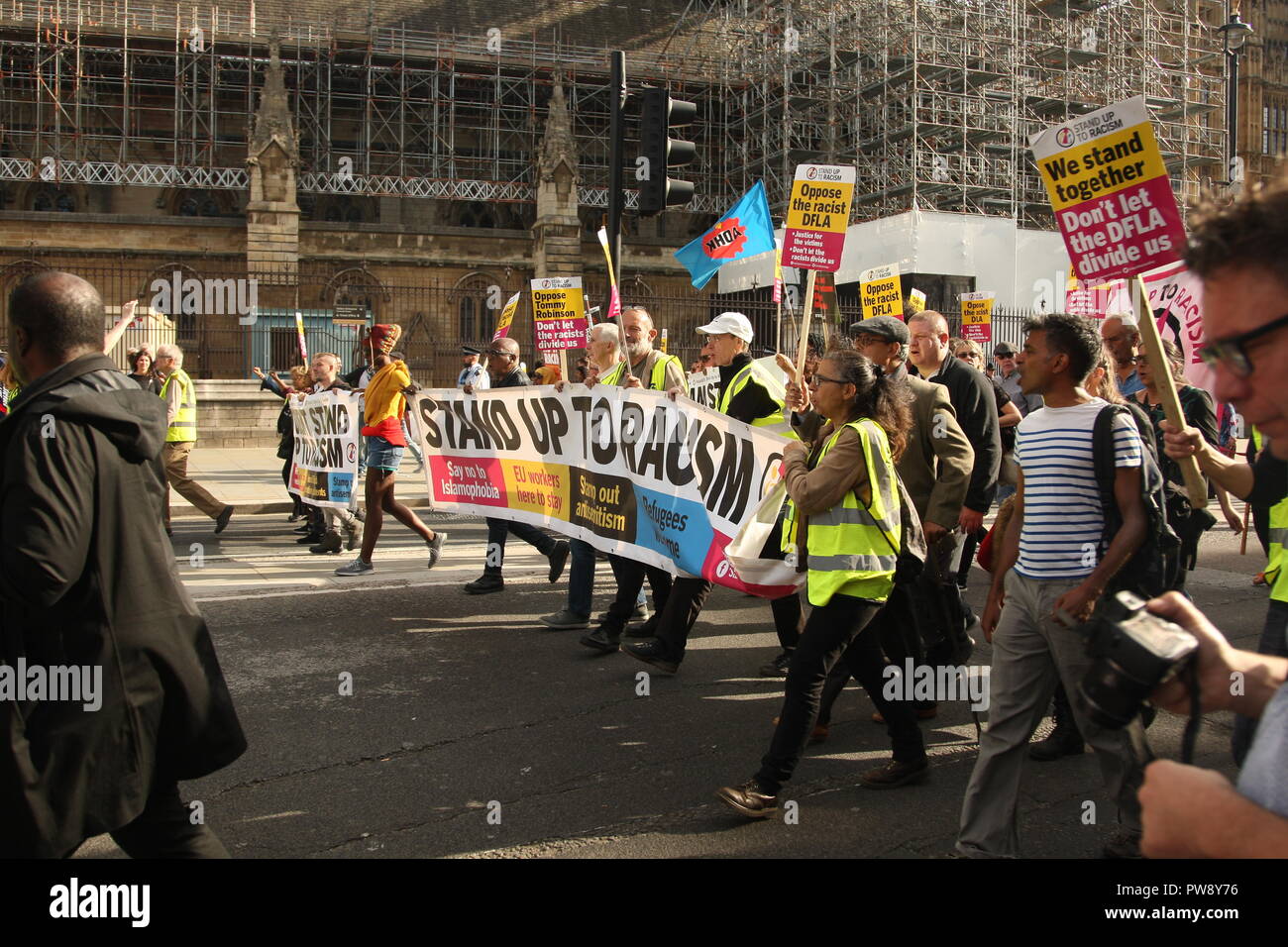 Londra, Regno Unito. 13 ottobre, 2018. Un contatore di protesta organizzata dal gruppo di campagna Stand fino al razzismo svoltasi a marzo e nel rally di Whitehall. Lo scopo della protesta era di impedire che l'estrema destra gruppo DFLA (democratica Football Lads Alliance) da marciando attraverso Whitehall e passato al Parlamento. Roland Ravenhill/Alamy Live News Foto Stock