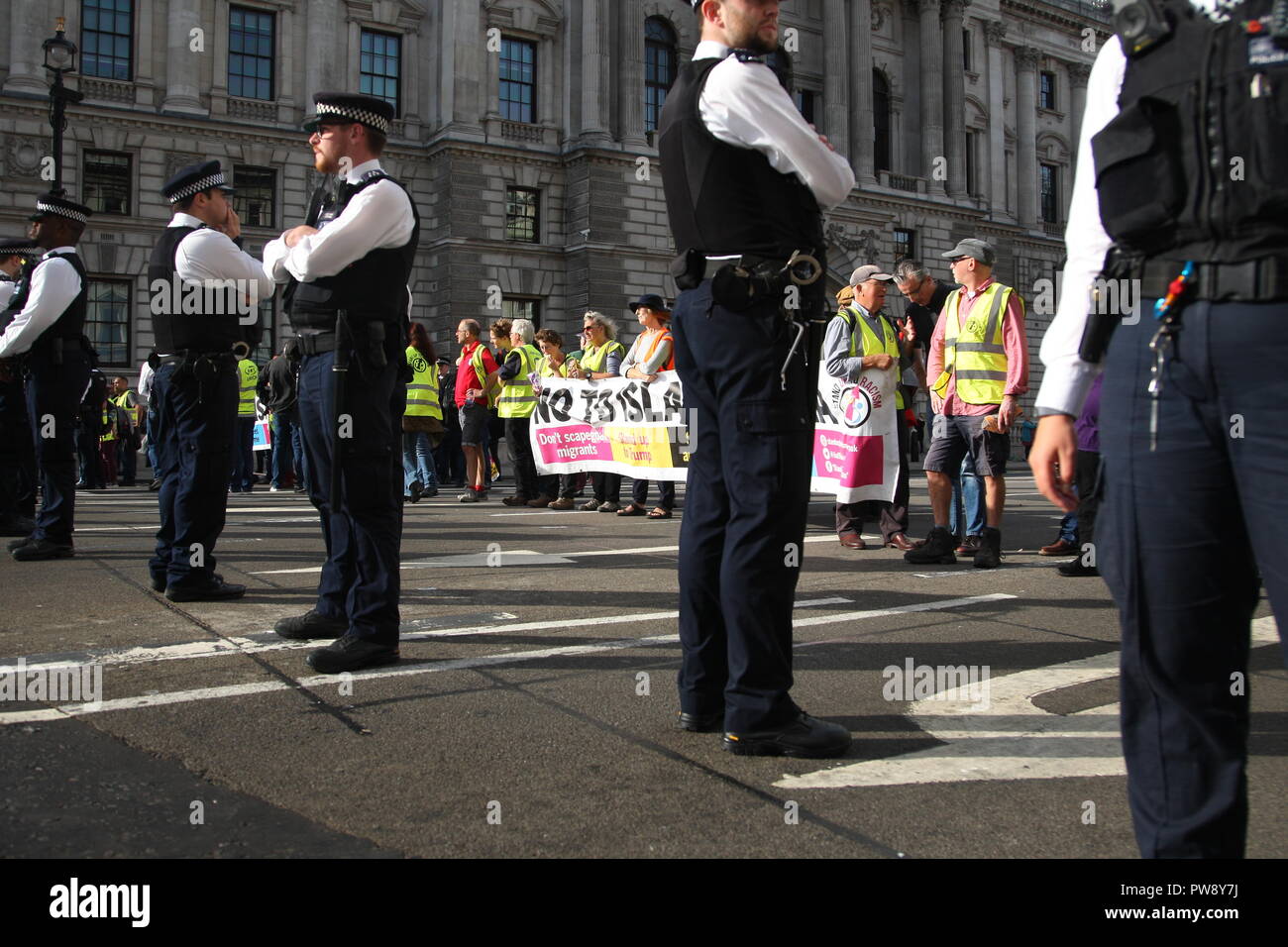 Londra, Regno Unito. 13 ottobre, 2018. Una forte presenza della polizia veglia su di un contatore di protesta a Whitehall organizzato dal gruppo della campagna Stand Up per il razzismo. Lo scopo della protesta era di impedire che l'estrema destra gruppo DFLA (democratica Football Lads Alliance) da marciando attraverso Whitehall e passato al Parlamento. Roland Ravenhill/Alamy Live News Foto Stock