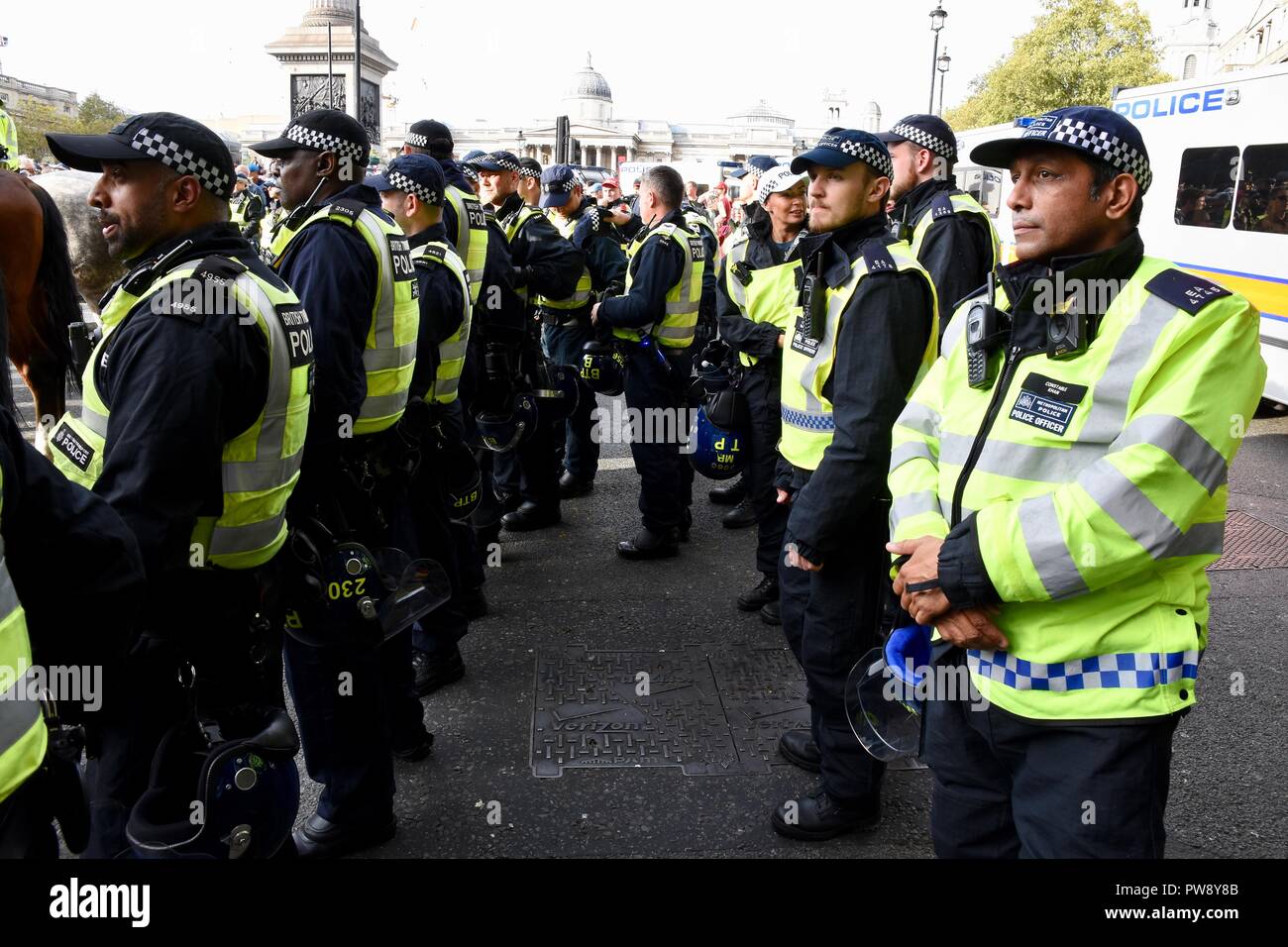 13 ottobre 2018. Calcio democratico Lads Alliance Marzo,polizia formata una barriera per mantenere gruppi rivali il DFLA e anti fascisti oltre a Trafalgar Square,London.UK Credit: Michael melia/Alamy Live News Foto Stock