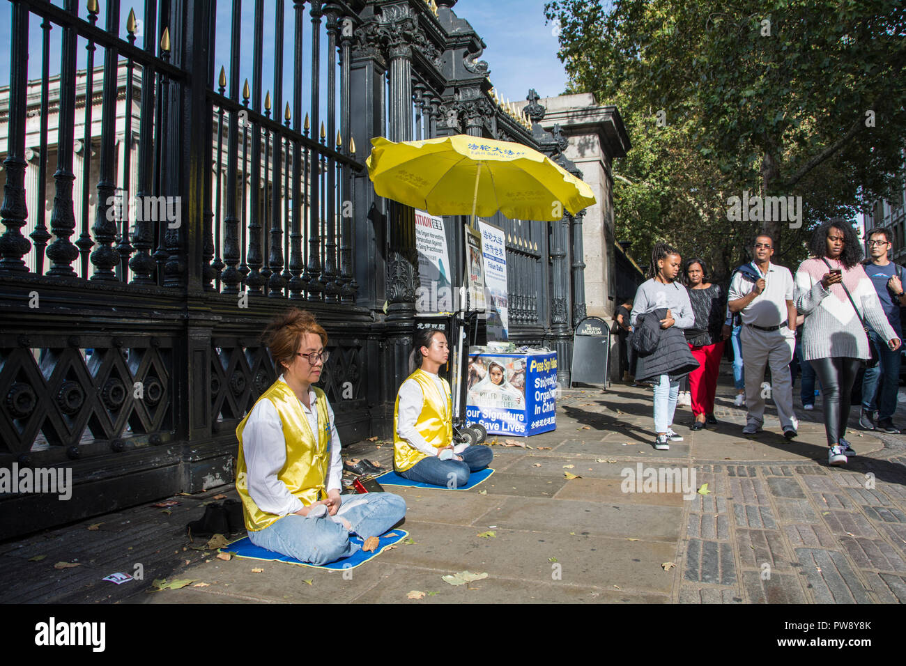 I praticanti del Falun Gong protestano fuori dai cancelli del British Museum per fermare la raccolta forzata di organi dal vivo in Cina Foto Stock