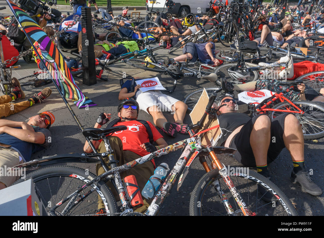 Londra, Regno Unito. 13 ottobre 2018. Le persone prendono parte a una decina di minuti di die-in da smettere di uccidere i ciclisti fuori del Parlamento al termine del corteo funebre dietro a cavallo funebre per evidenziare il fallimento dei governi di tutte le principali parti di prendere azione completa su safer escursioni in bicicletta. Smettere di uccidere i ciclisti call per £ 3 miliardi di un anno per essere investito in un protetto nazionale di ciclismo e di rete per azioni urgenti per ridurre gli effetti tossici inquinamento atmosferico da emissioni dei motori diesel e i veicoli a benzina che uccide decine di migliaia di persone ogni anno, e disabilita le centinaia di migliaia di persone. Dopo il die-in seve Foto Stock