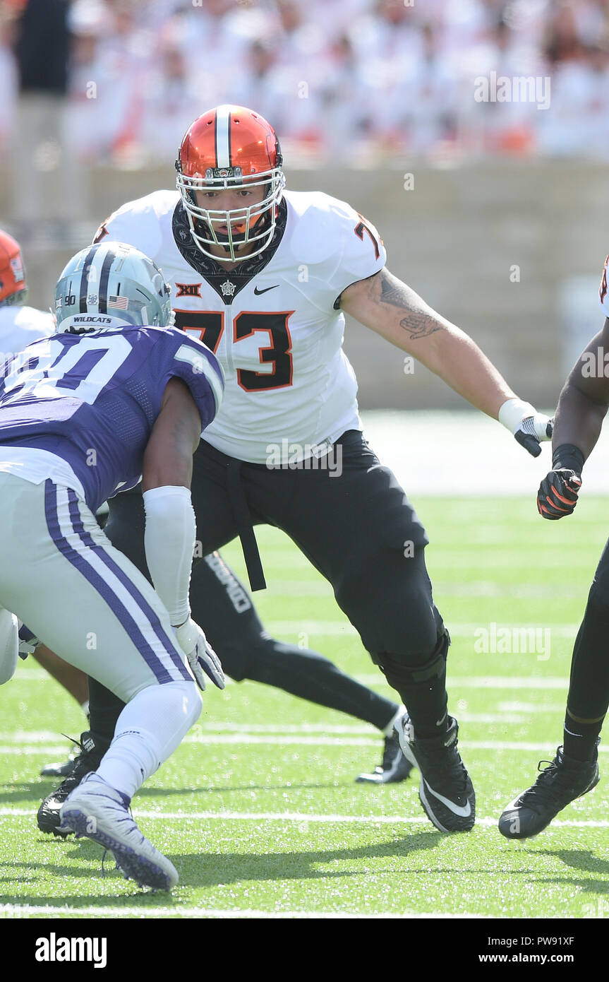 Manhattan Kansas, Stati Uniti d'America. Xiii oct, 2018. Oklahoma State Cowboys offensive lineman Teven Jenkins (73) passano i blocchi durante il NCAA Football gioco tra la Oklahoma State Cowboys e il Kansas State Wildcats al Bill Snyder famiglia Stadium di Manhattan, Kansas. Kendall Shaw/CSM/Alamy Live News Foto Stock