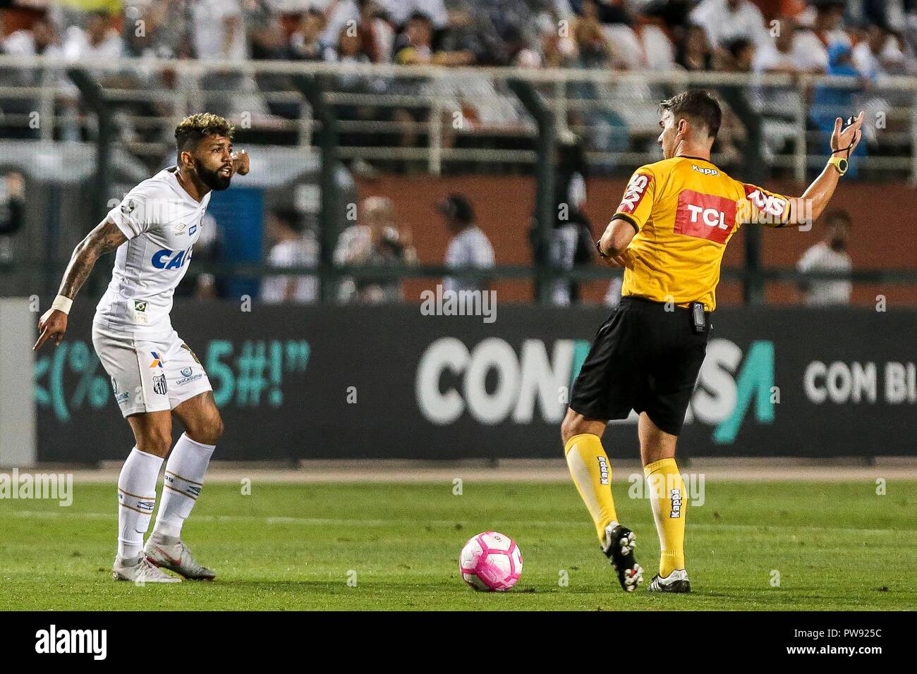 Sao Paulo, Brasile. 13 ottobre 2018. SP - Sao Paulo - 13/10/2018 - un brasiliano 2018, Santos vs. Corinzi - Gabriel do Santos durante una partita contro i Corinzi a stadio Pacaembu per il campionato brasiliano a 2018. Foto: Ale Cabral / AGIF Credito: AGIF/Alamy Live News Foto Stock