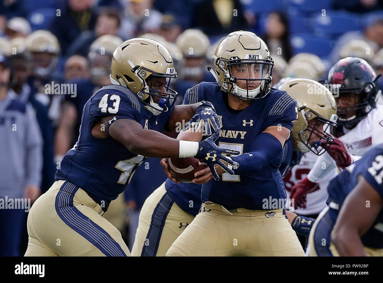 Annapolis, MD, Stati Uniti d'America. Xiii oct, 2018. Accademia Navale degli Stati Uniti aspiranti guardiamarina QB #7 Garret Lewis mani il pallone a Accademia Navale degli Stati Uniti aspiranti guardiamarina FB #43 Nelson Smith durante una NCAA Football gioco tra l'Accademia Navale degli Stati Uniti e il Tempio di gufi a Navy-Marine Corp Memorial Stadium in Annapolis, MD. Justin Cooper/CSM/Alamy Live News Foto Stock