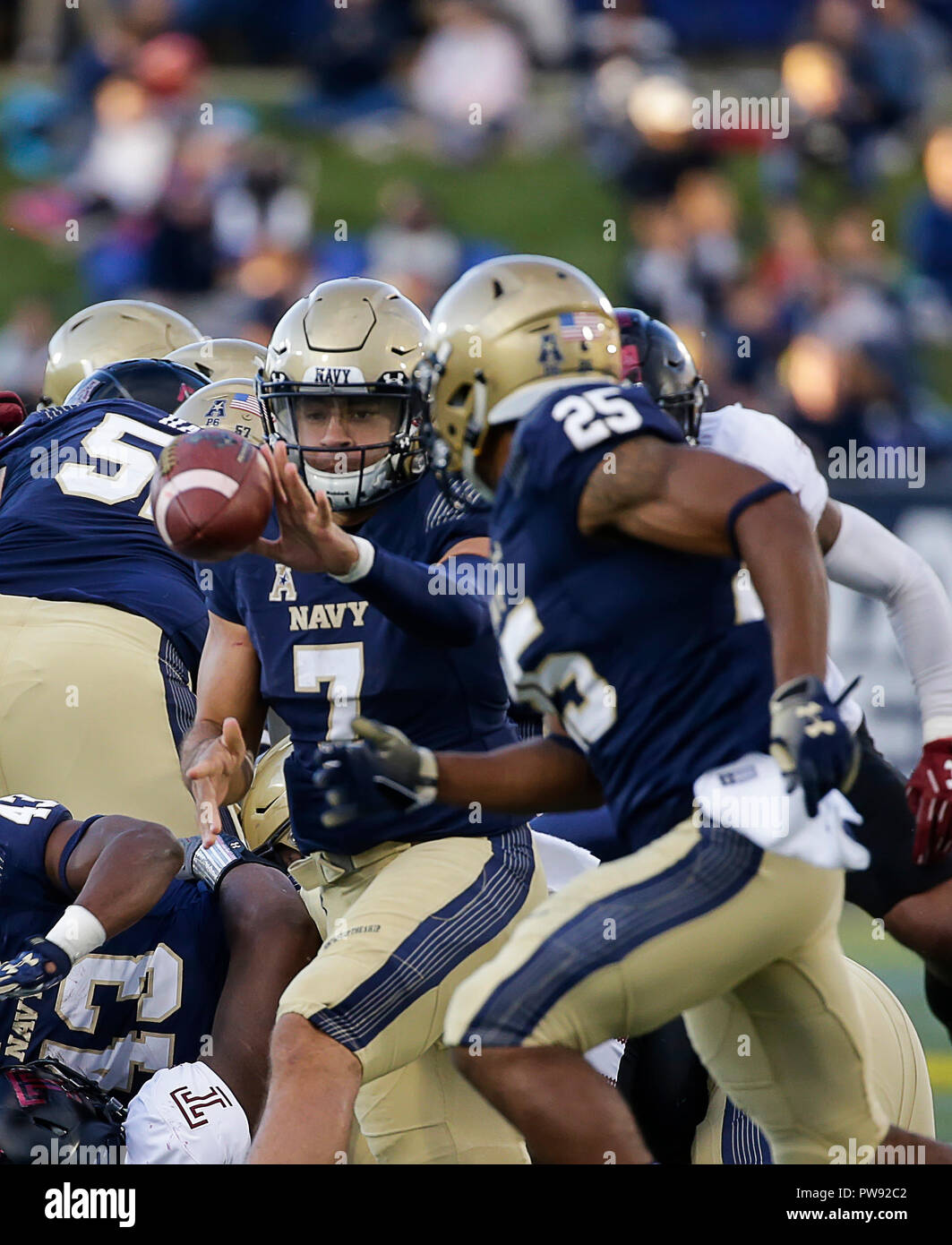 Annapolis, MD, Stati Uniti d'America. Xiii oct, 2018. Accademia Navale degli Stati Uniti aspiranti guardiamarina QB #7 Garret Lewis passi la palla a Accademia Navale degli Stati Uniti aspiranti guardiamarina TE #25 Tazh Maloy durante una NCAA Football gioco tra l'Accademia Navale degli Stati Uniti e il Tempio di gufi a Navy-Marine Corp Memorial Stadium in Annapolis, MD. Justin Cooper/CSM/Alamy Live News Foto Stock