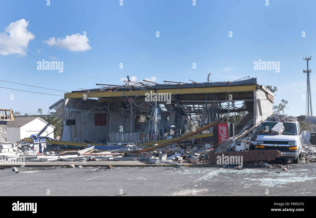 Danni a edifici a Tyndall Air Force Base dopo il passaggio dell uragano Michael come la tempesta ha lasciato una strisciata di distruzione in tutta la regione di Panhandle della Florida area Ottobre 12, 2018 vicino a Città di Panama, Florida. La categoria 4 tempesta mostro ucciso almeno 6 persone annuncio a sinistra dietro il danno catastrofico lungo la northwestern Florida. Foto Stock