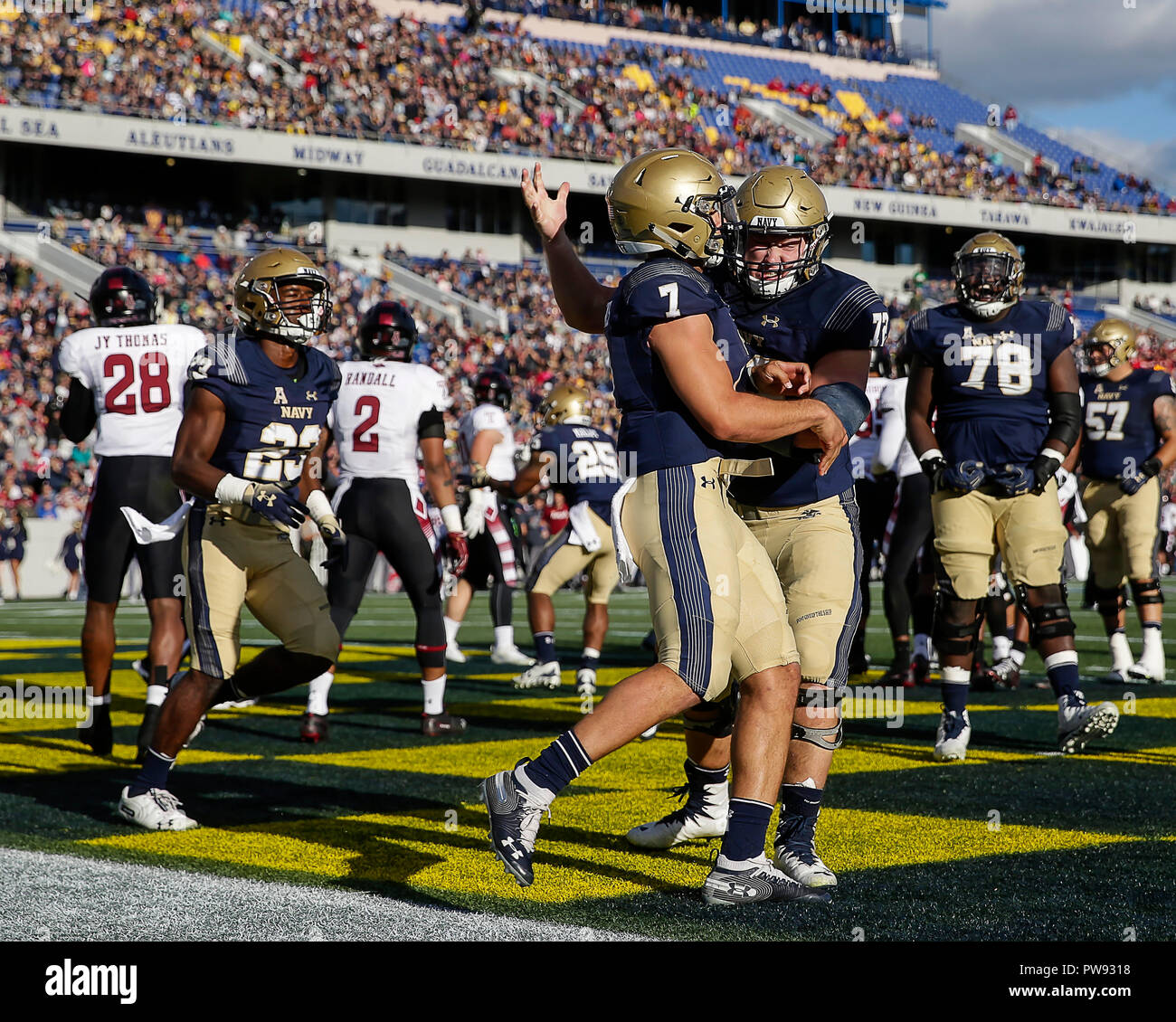 Annapolis, MD, Stati Uniti d'America. Xiii oct, 2018. Accademia Navale degli Stati Uniti aspiranti guardiamarina QB #7 Garret Lewis e accademia navale degli Stati Uniti aspiranti guardiamarina C #72 Ford Higgins celebra un touchdown durante una NCAA Football gioco tra l'Accademia Navale degli Stati Uniti e il Tempio di gufi a Navy-Marine Corp Memorial Stadium in Annapolis, MD. Justin Cooper/CSM/Alamy Live News Foto Stock