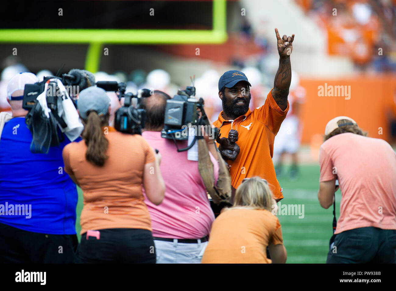 Austin, TX, Stati Uniti d'America. Xiii oct, 2018. Texas Longhorns Ricky Williams Heisman vincitore del trofeo alla NCAA Football gioco tra Baylor a Darrell K. Royal Texas Memorial Stadium di Austin, TX. Mario Cantu/CSM/Alamy Live News Foto Stock