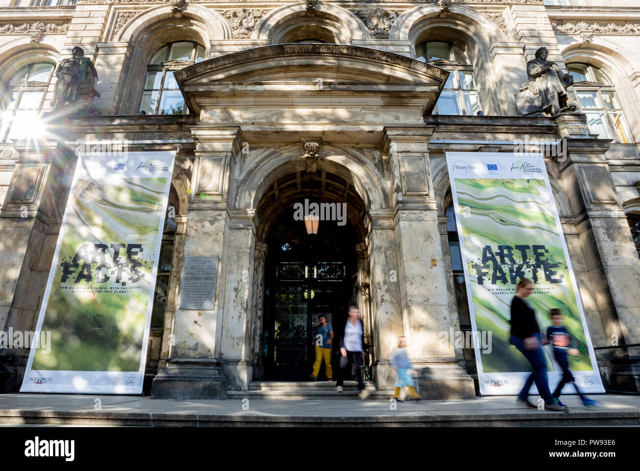 Il 10 ottobre 2018, Berlino: il banner della mostra "Artefakte' ('artefatti') appeso di fronte all'entrata di Berlino, il Museo di Storia Naturale. (Lunga esposizione shot) Foto: Christoph Soeder/dpa Foto Stock