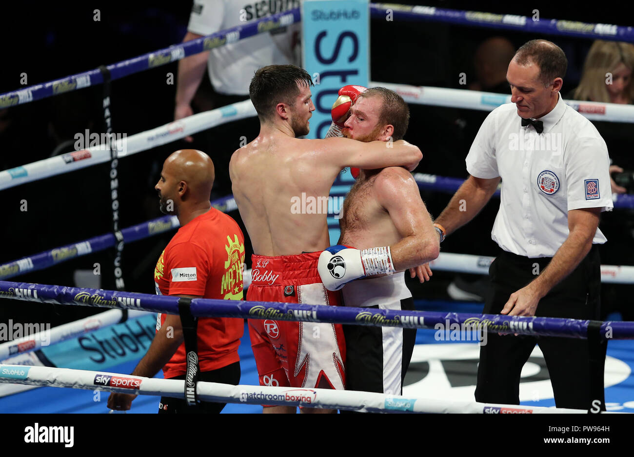 Metro Radio Arena, Newcastle, Regno Unito. Sabato 13 Ottobre 2018. Anthony Fowler batte Gabor Gorbics durante il pugilato lotta al Metro Radio Arena, Newcastle, Regno Unito. Credit: UK Sport agenzia/Alamy Live News Foto Stock