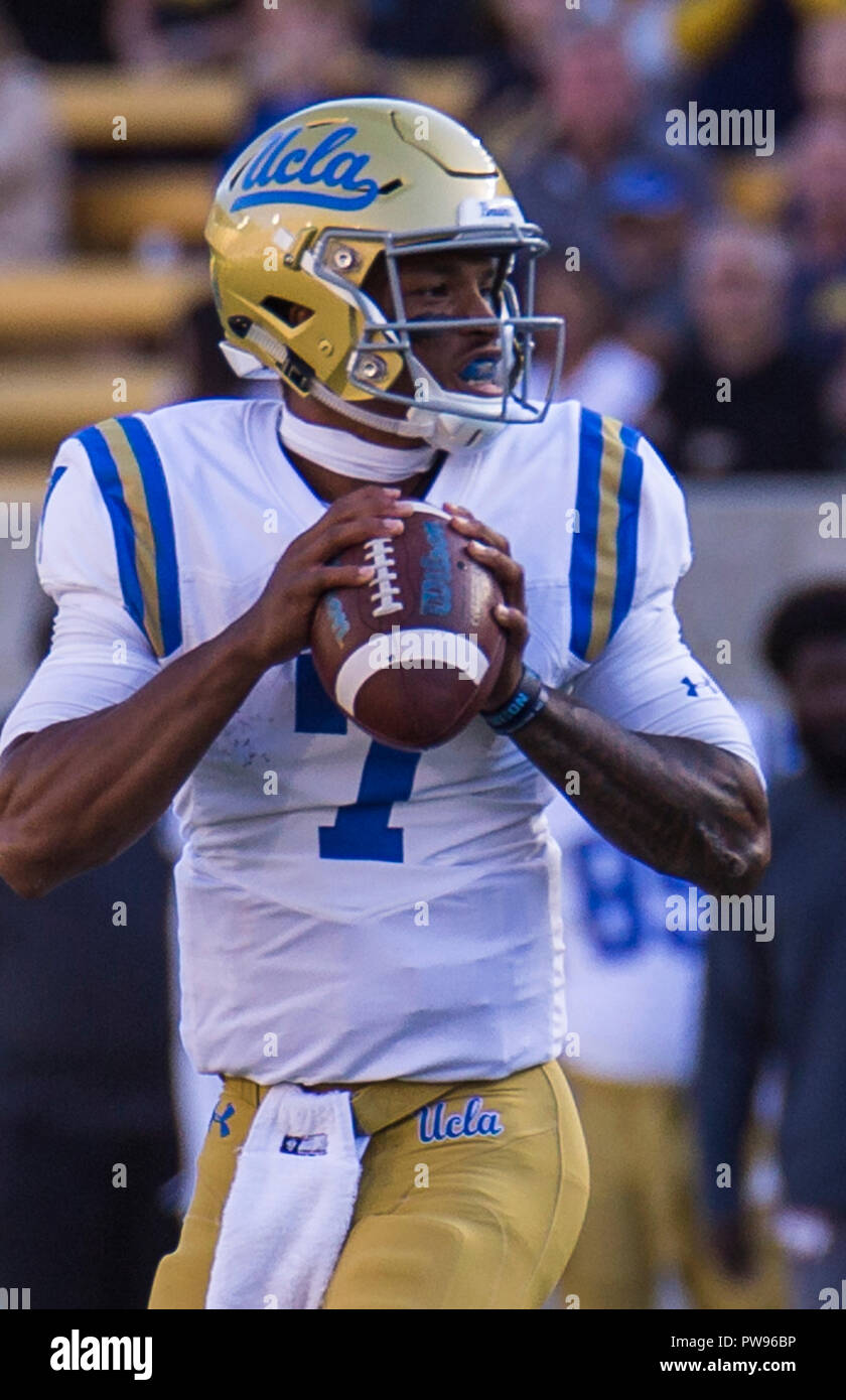 Ott 13 2018 Berkeley, CA U.S.A. UCLA quarterback Dorian Thompson-Robinson (7) statistiche di gioco 13 per 15 per 141 yards guarda giù il campo per un profondo passaggio durante la NCAA Football gioco tra UCLA Bruins e California Golden Bears 37-7 win presso il Memorial Stadium Berkeley in California Thurman James / CSM Foto Stock