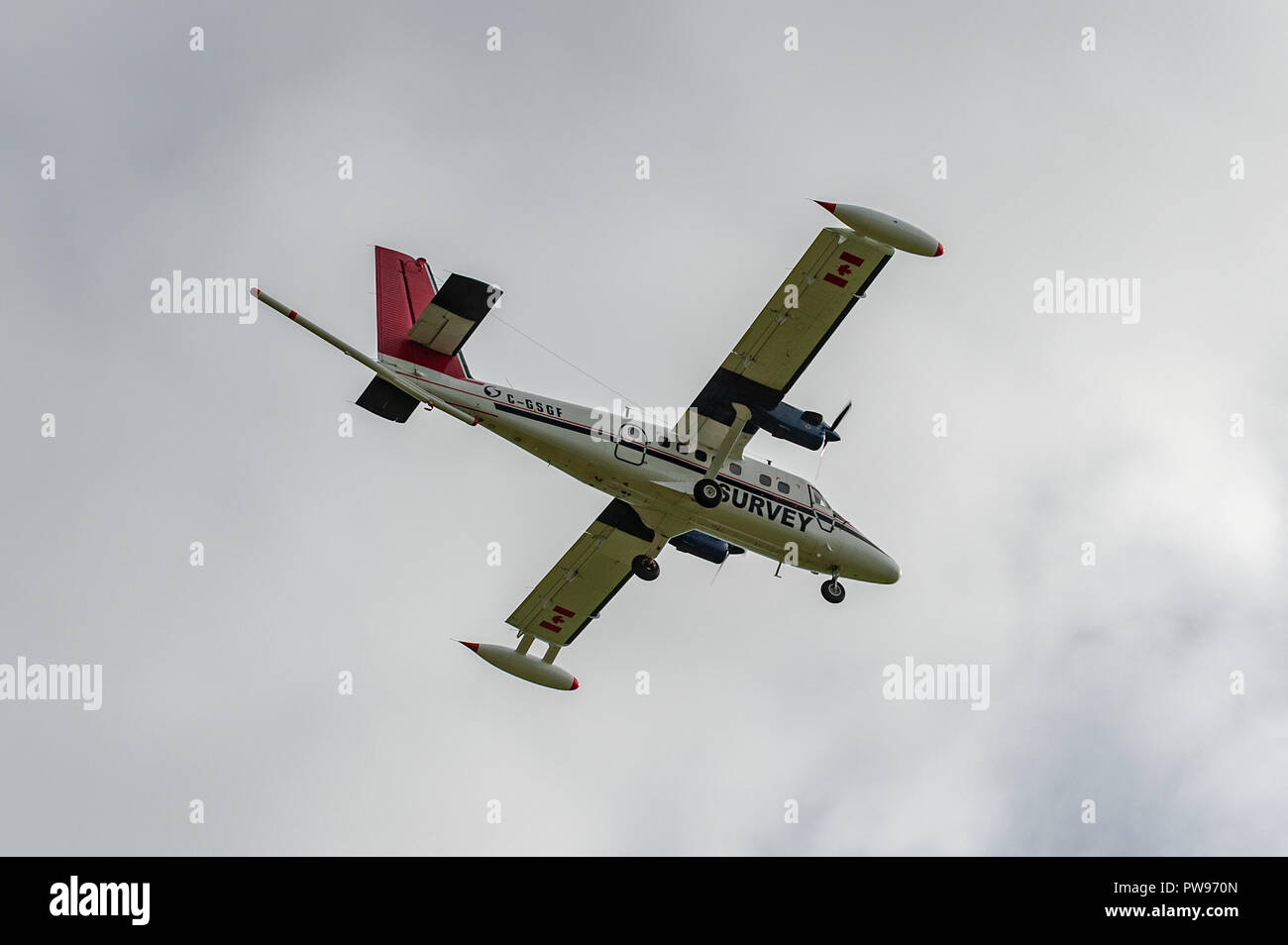 Ballydehob, West Cork, Irlanda. Xiv oct, 2018. De Havilland DHC-6-300 Twin Otter descrizione registrazione aeromobili C-GSGF fa passare su Scrahanaleara per la quarta volta questa mattina mentre sta eseguendo un geoscience programma di mappatura. Il velivolo è di proprietà di Sander geofisica, che si basa in Canada. Credito: Andy Gibson/Alamy Live News. Foto Stock