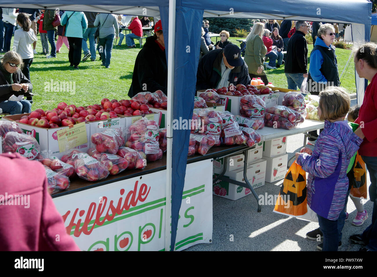 Two Rivers, Wisconsin Annual Autunno Applefest offre agli amanti dello shopping l'opportunità di acquistare un'ampia varietà di mele da frutteti locali. Foto Stock