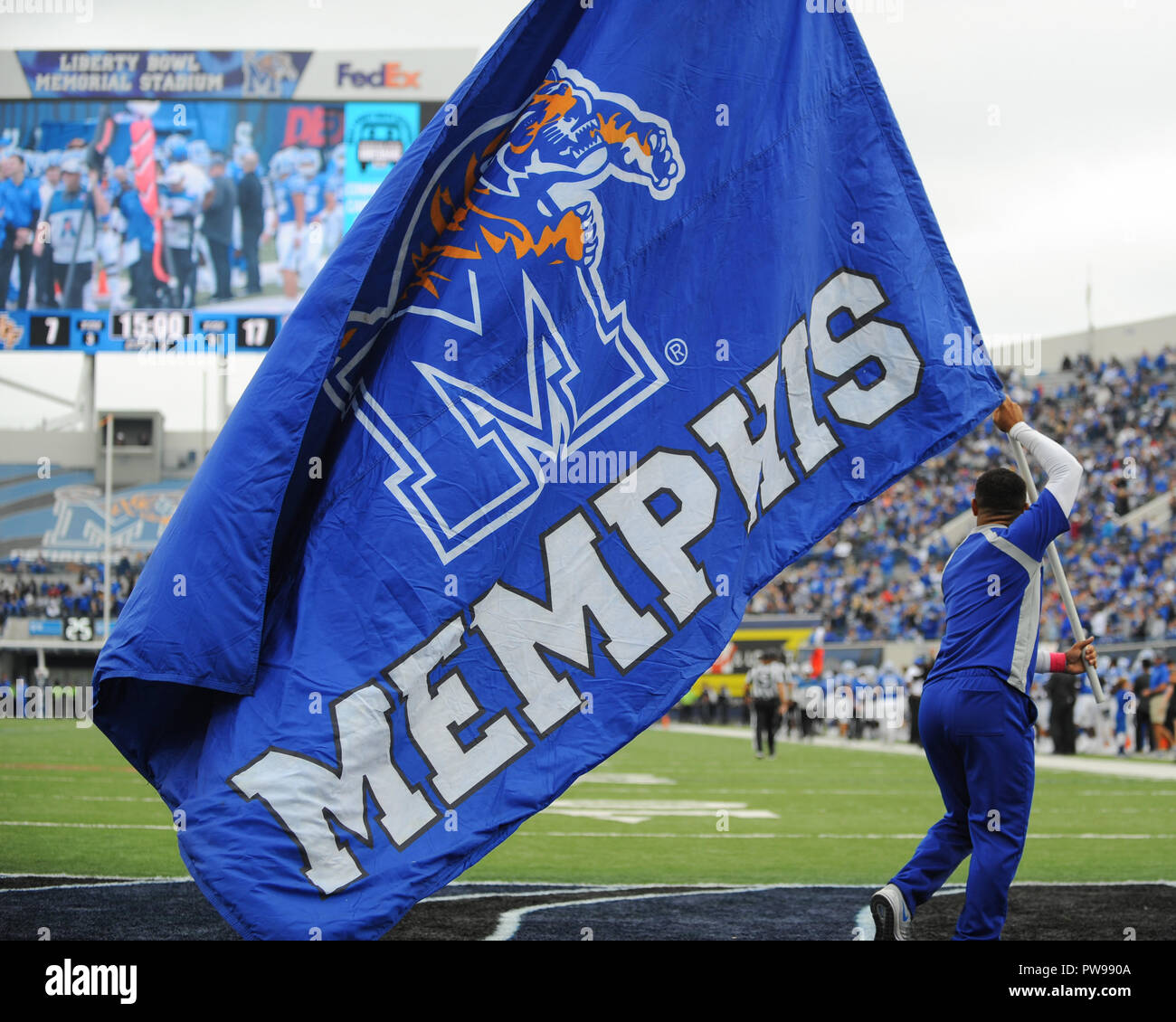 Memphis, TN, Stati Uniti d'America. Xiii oct, 2018. A Memphis Tigers cheerleader maschio vola il MEMPHIS TIGERS BANDIERA, durante il NCAA Football gioco tra il Tigri di Memphis e il Central Florida Cavalieri a Liberty Bowl Stadium in Memphis, TN. UCF sconfitto Memphis, 31-30. Kevin Langley/CSM/Alamy Live News Foto Stock