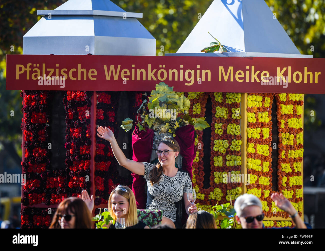 Neustadt in Germania. Xiv oct, 2018. Meike Klohr, Palatine regina del vino, saluta il pubblico al Winzerfest parade. Secondo gli organizzatori, circa 100 i numeri di treno e oltre 100.000 gli spettatori potranno prendere parte più grande della Germania i viticoltori' parade di Neustadt an der Weinstrasse. Foto: Andreas Arnold/dpa Credito: dpa picture alliance/Alamy Live News Credito: dpa picture alliance/Alamy Live News Credito: dpa picture alliance/Alamy Live News Foto Stock