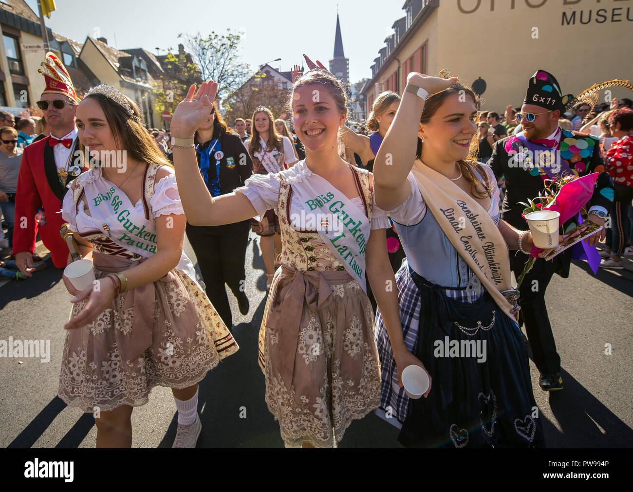 Neustadt in Germania. Xiv oct, 2018. Il Bibliser Gurken Regina Paula (L-R), il Bibliser Gurken Principessa Larissa e il Fiore Bensheimer Regina Linda onda alla Winzerfest parade. Secondo gli organizzatori, circa 100 i numeri di treno e oltre 100.000 gli spettatori potranno prendere parte più grande della Germania i viticoltori' parade di Neustadt an der Weinstrasse. Foto: Andreas Arnold/dpa Credito: dpa picture alliance/Alamy Live News Credito: dpa picture alliance/Alamy Live News Credito: dpa picture alliance/Alamy Live News Foto Stock