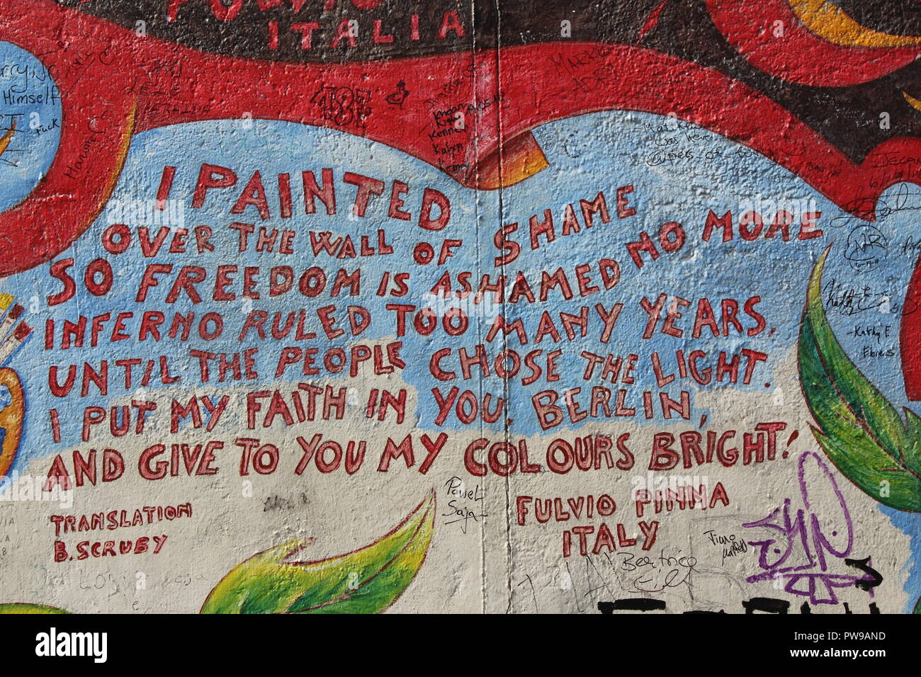 Close up di 'ho dipinto sopra questo muro della vergogna" libertà poesia da inno di gioia murale di Fulvio Pinna - East Side Gallery - muro di Berlino, Germania Foto Stock