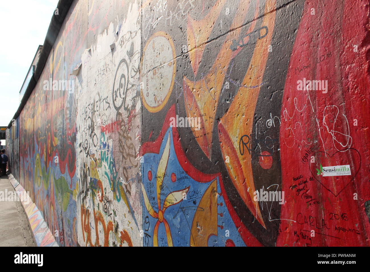 Graffiti - Parete laterale ad angolo vista della fine di Fulvio Pinna's Ode alla Gioia dipinto sul muro di Berlino East Side Gallery Foto Stock