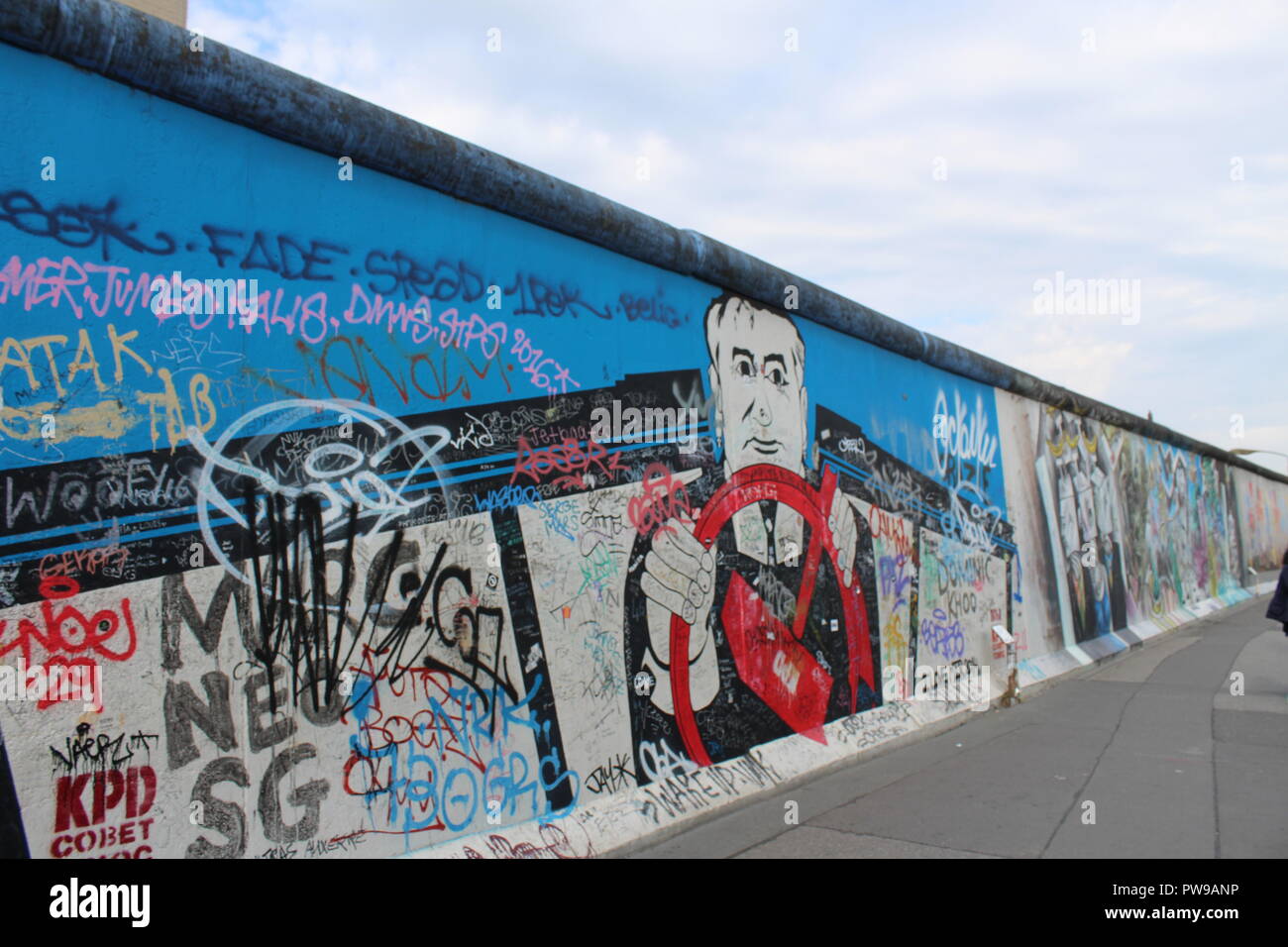 Mikhail Gorbachev dipinto di Georg Lutz Rauschebart coperto di graffiti, la East Side Gallery, il muro di Berlino (Berliner Mauer), Germania Foto Stock