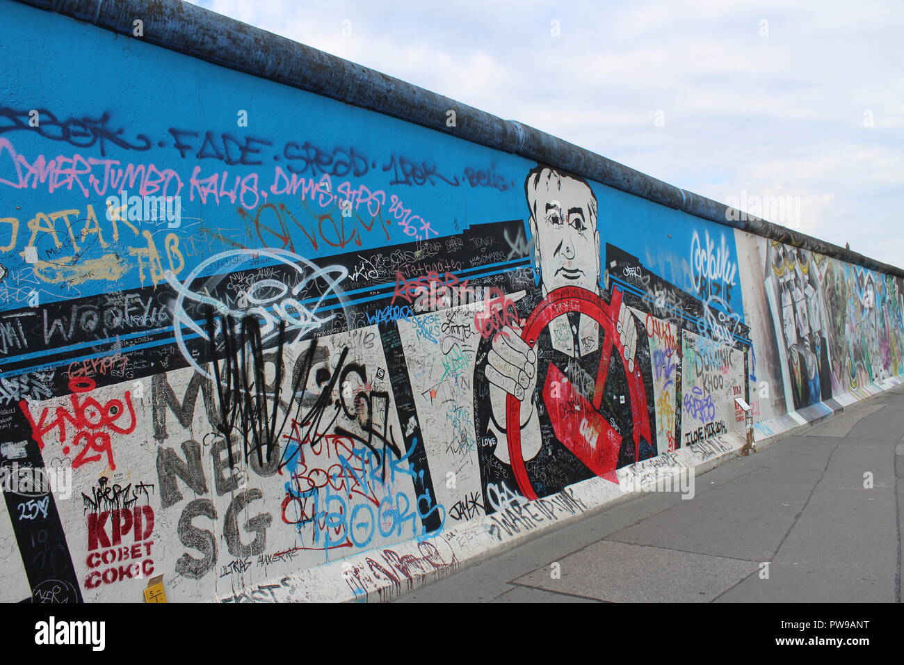 Mikhail Gorbachev dipinto di Georg Lutz Rauschebart coperto di graffiti, la East Side Gallery, il muro di Berlino (Berliner Mauer), Germania Foto Stock