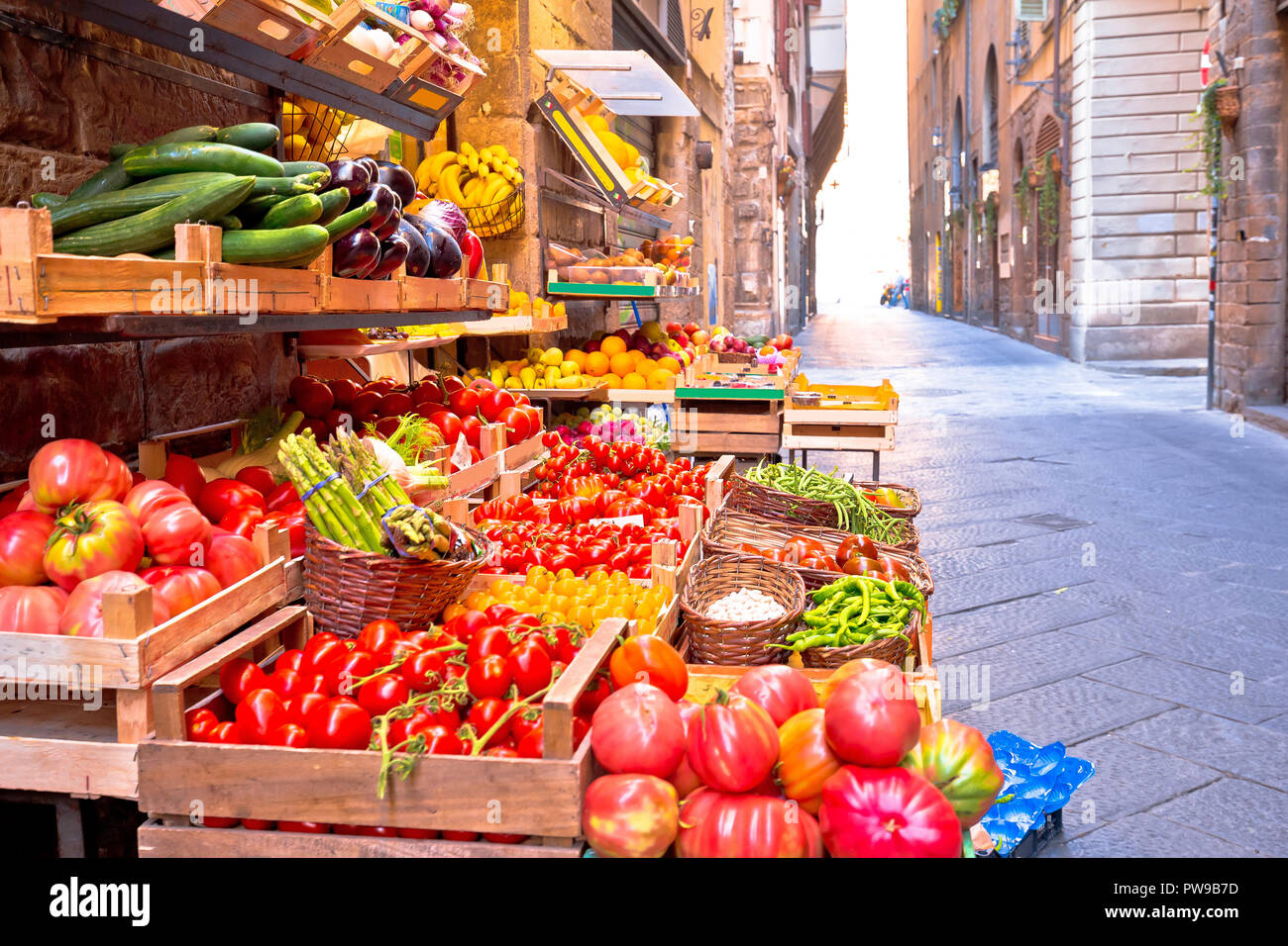 Mercato di frutta e verdura in stretta strada di Firenze, Regione Toscana Italia Foto Stock