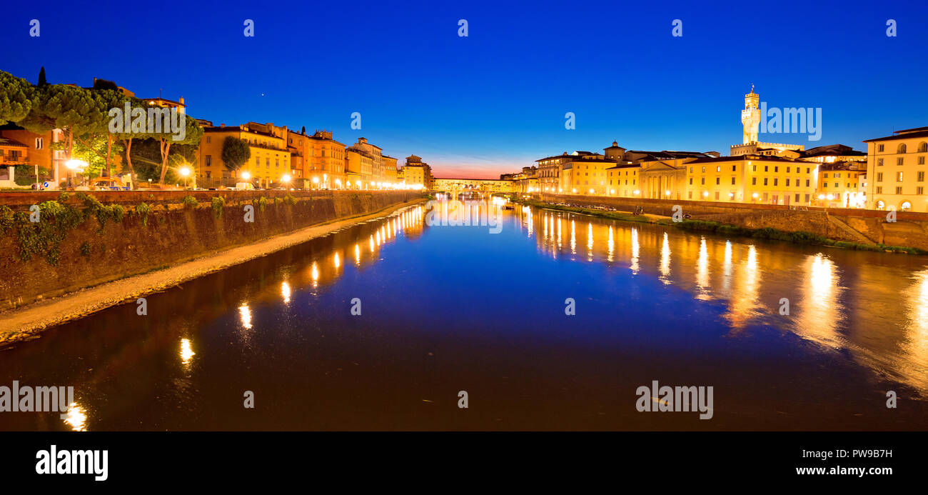 Ponte Vecchio e sul fiume Arno waterfront in Firenze vista serale, Regione Toscana Italia Foto Stock